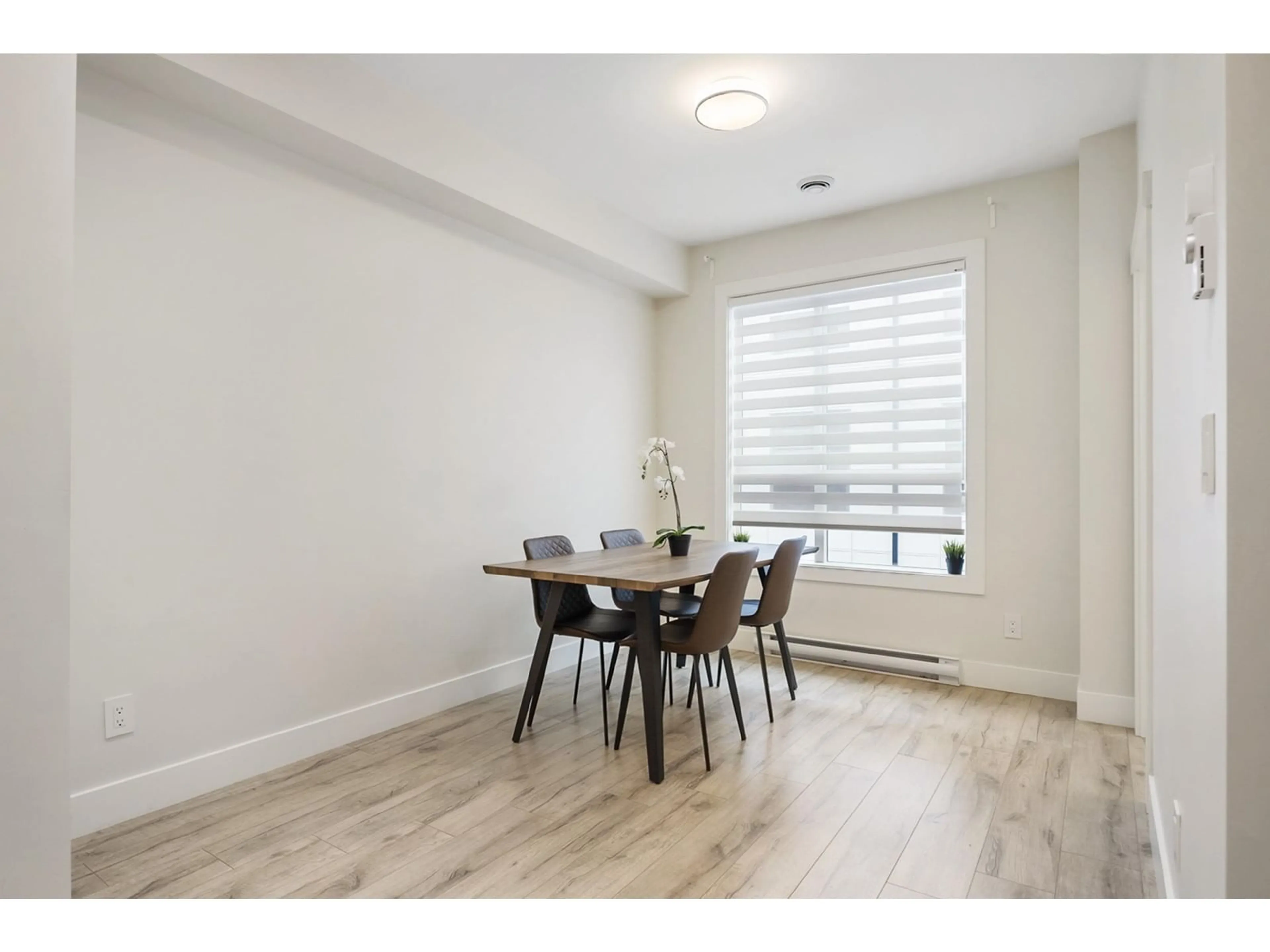 A pic of a room for 3 - 5475 199A, Langley British Columbia V3A1J7