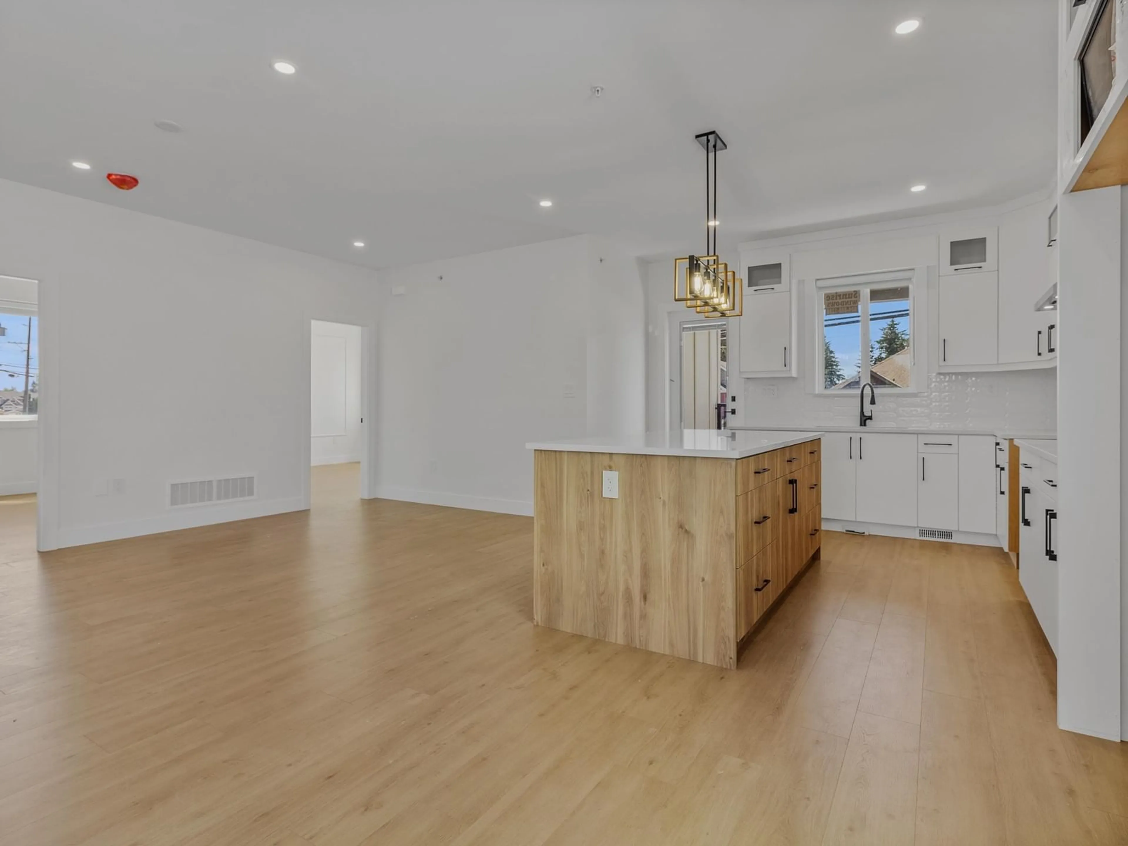 Open concept kitchen, wood/laminate floor for 8544 CEDAR, Mission British Columbia V4S1A1