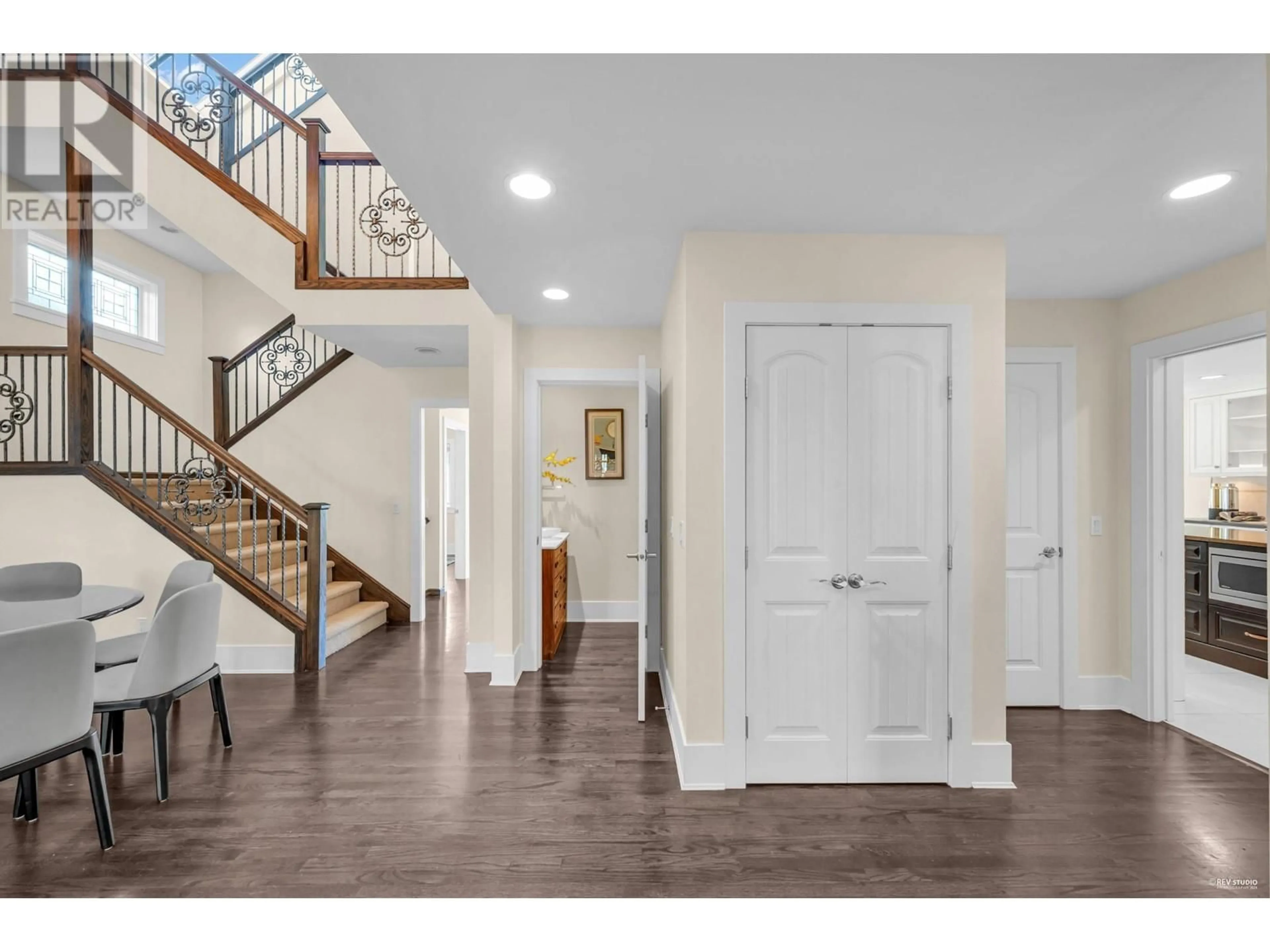 Indoor entryway for 4072 11TH AVENUE, Vancouver British Columbia V6R2L3