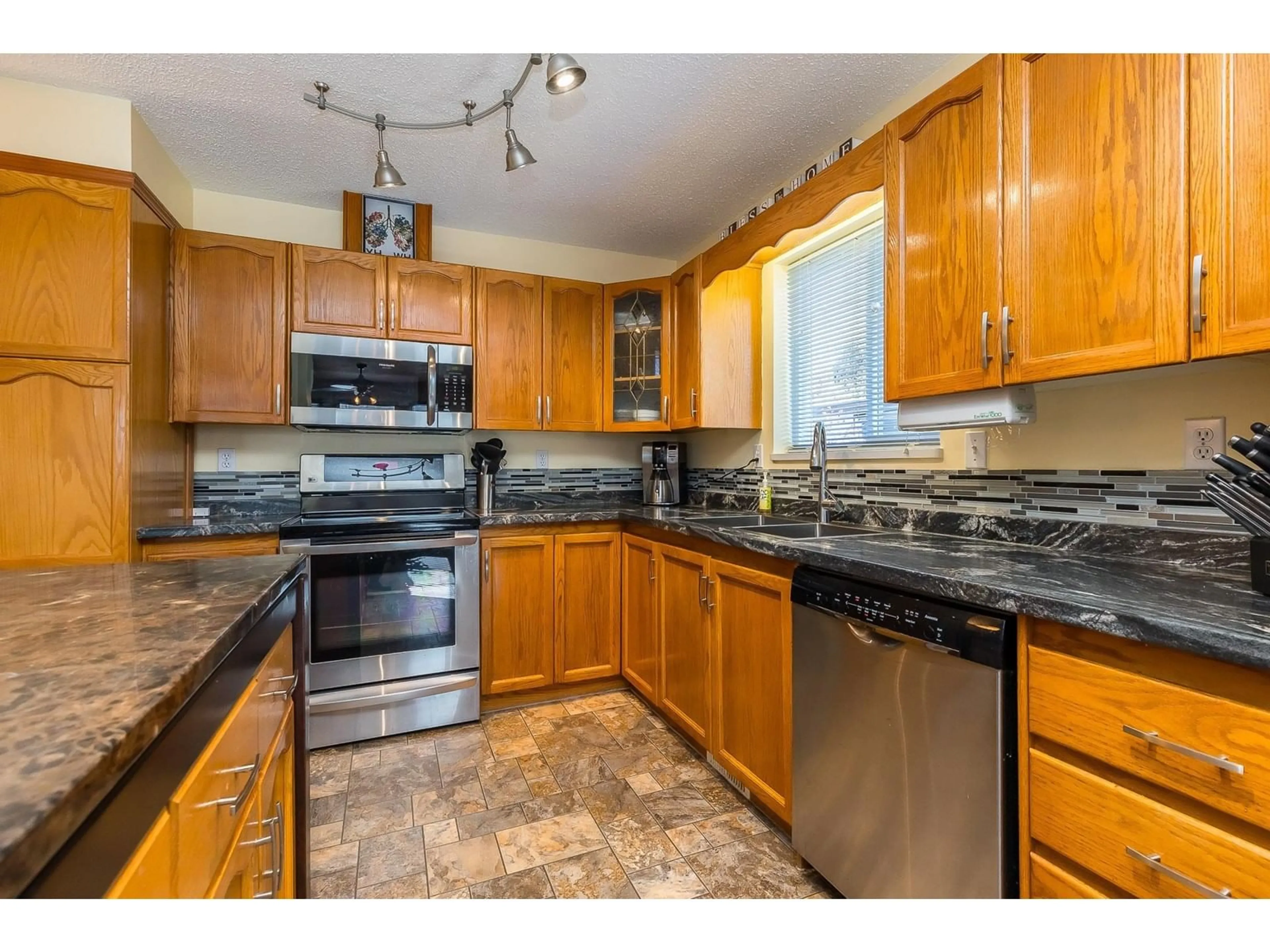 Standard kitchen, unknown for 105 - 6338 VEDDER ROAD, Chilliwack British Columbia V2R3R3