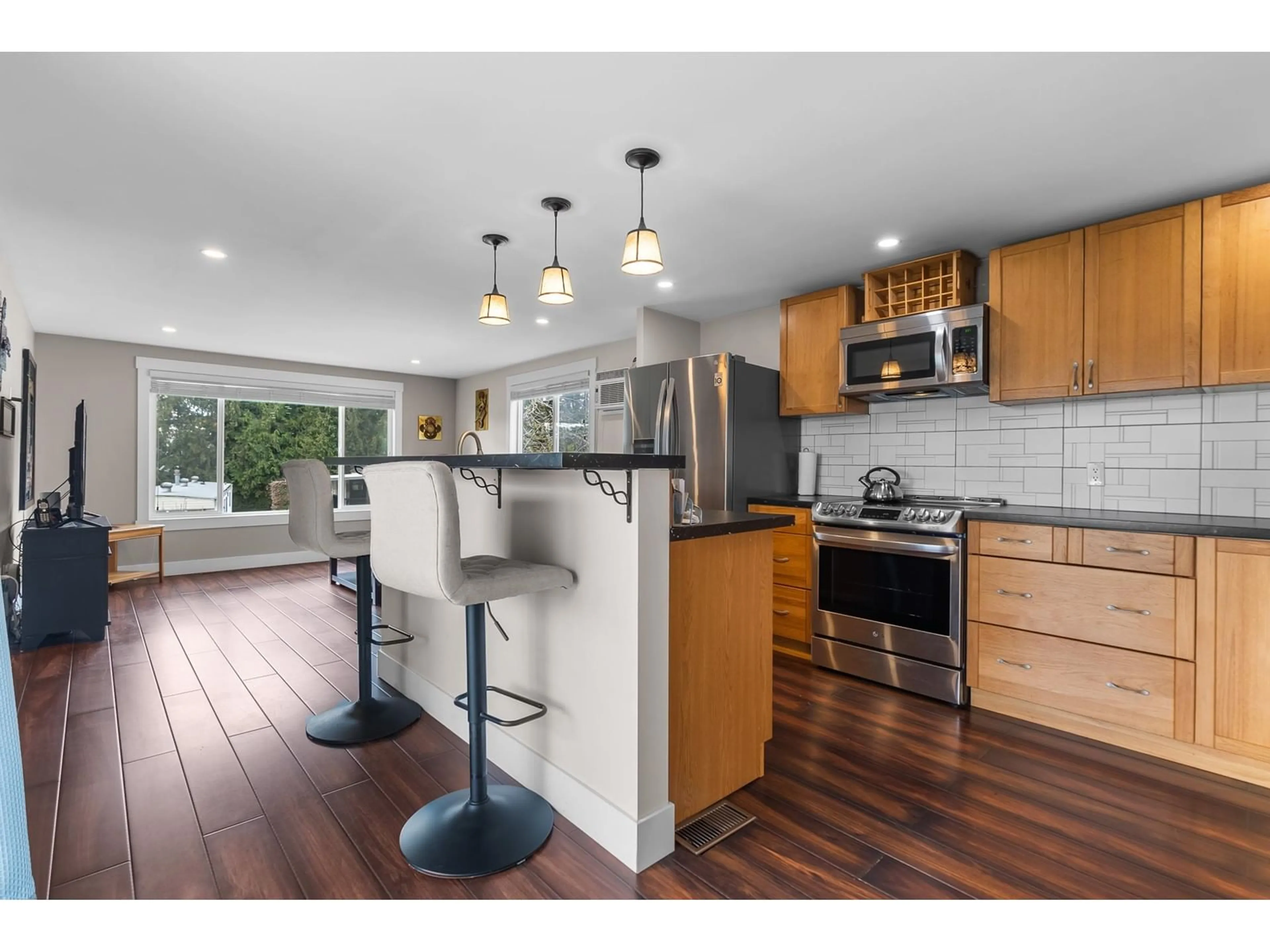 Open concept kitchen, wood/laminate floor for 31 2035 MARTENS STREET, Abbotsford British Columbia V2T6M3