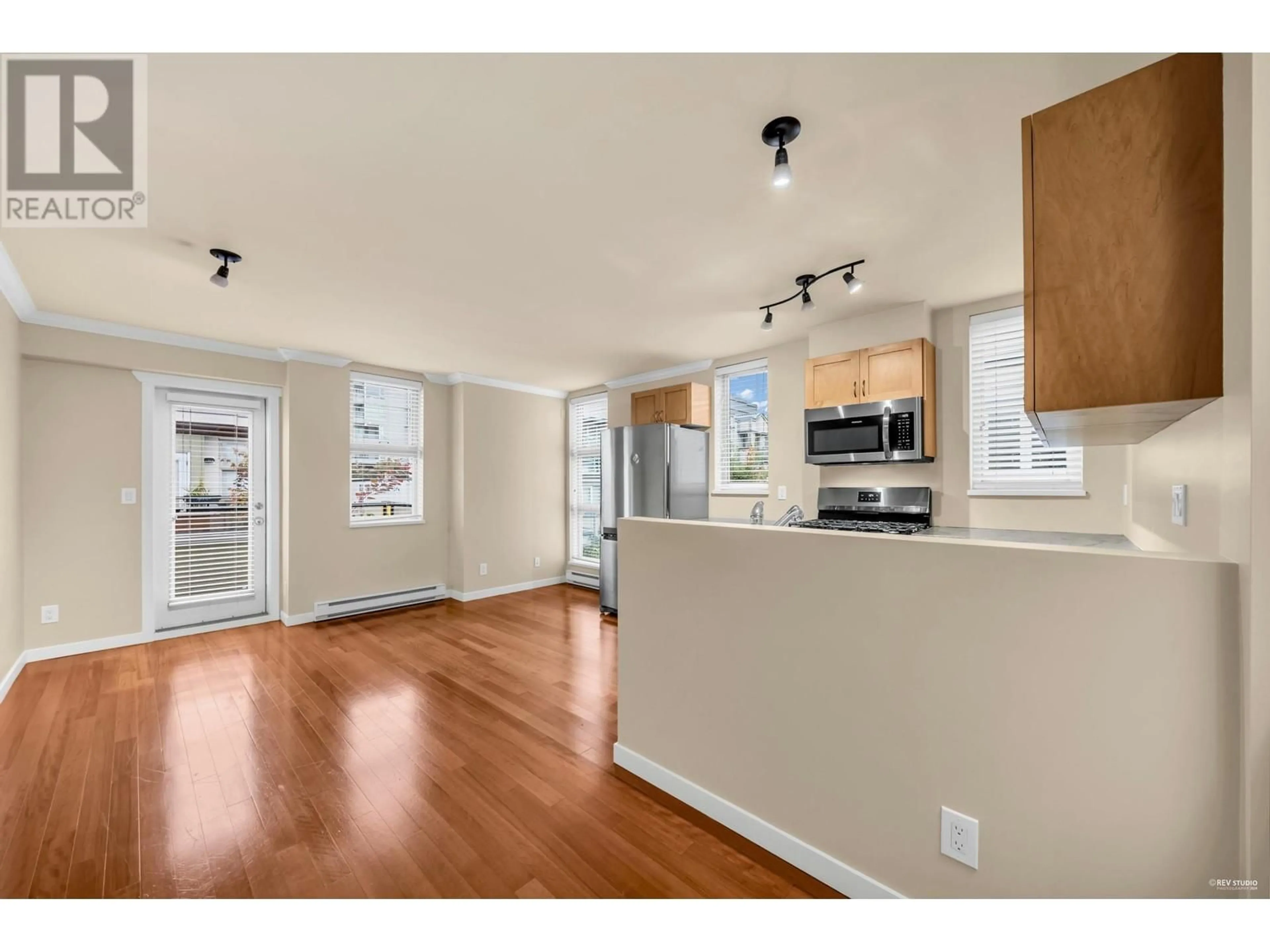 Open concept kitchen, wood/laminate floor for 15 628 W 6TH AVENUE, Vancouver British Columbia V5Z1A3