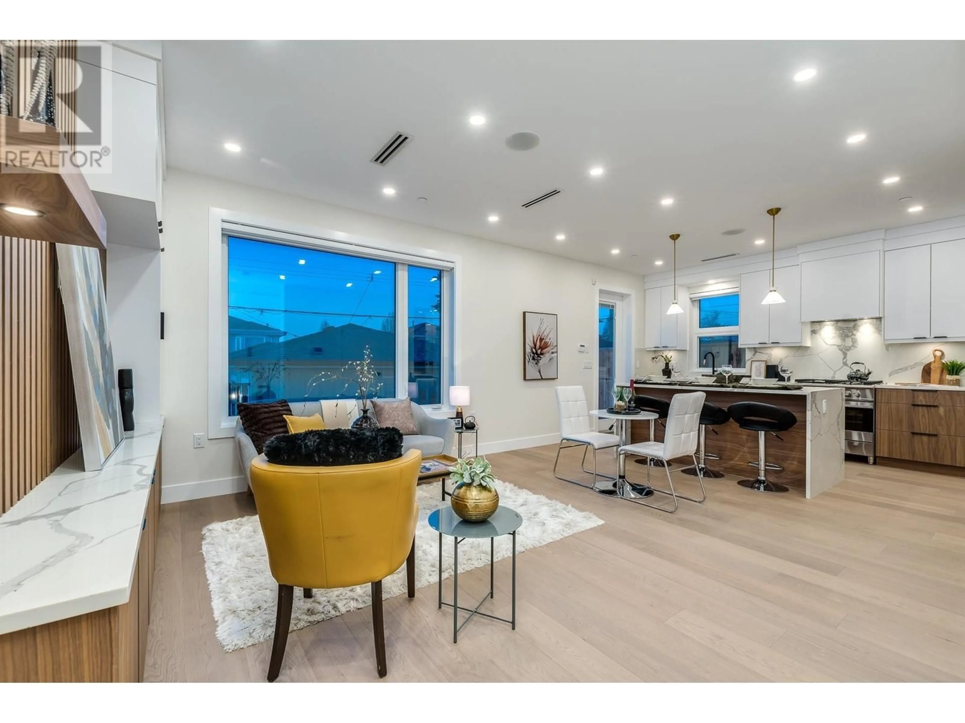 Unknown for 2 - 3133 19TH AVENUE, Vancouver British Columbia V5M2T2