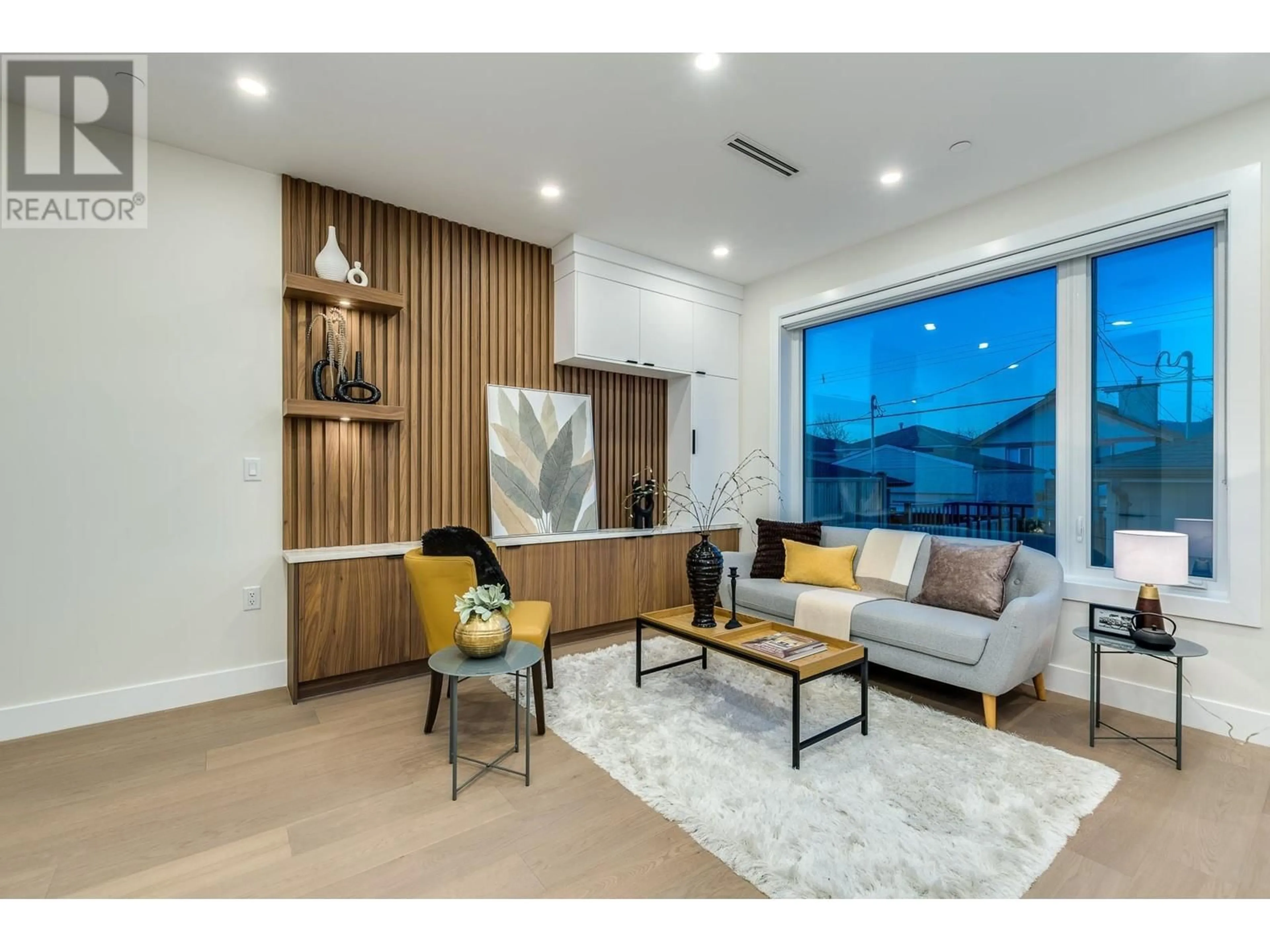 Living room with furniture, wood/laminate floor for 2 - 3133 19TH AVENUE, Vancouver British Columbia V5M2T2