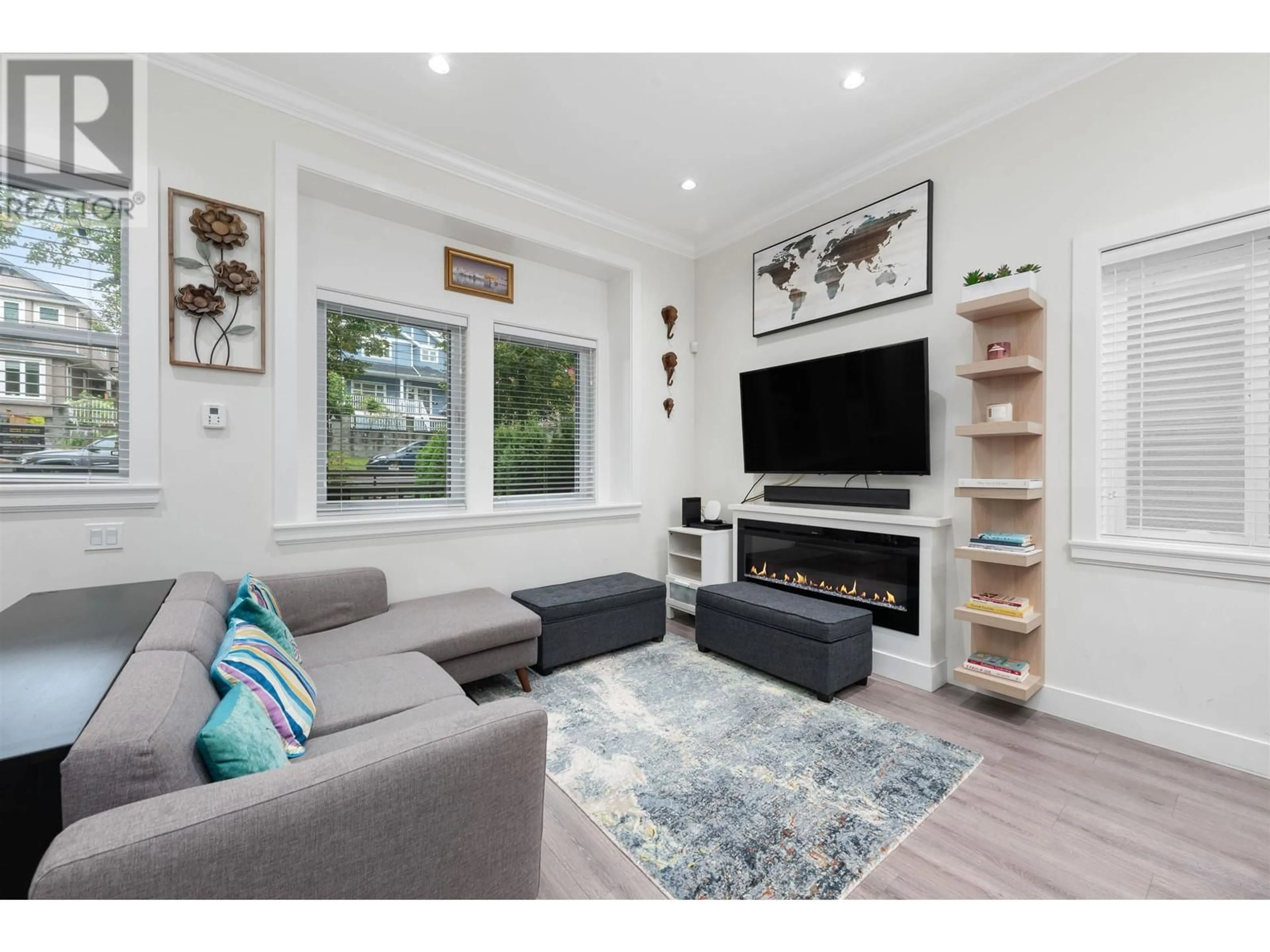 Living room with furniture, wood/laminate floor for 5485 DUNDEE STREET, Vancouver British Columbia V5R3T8