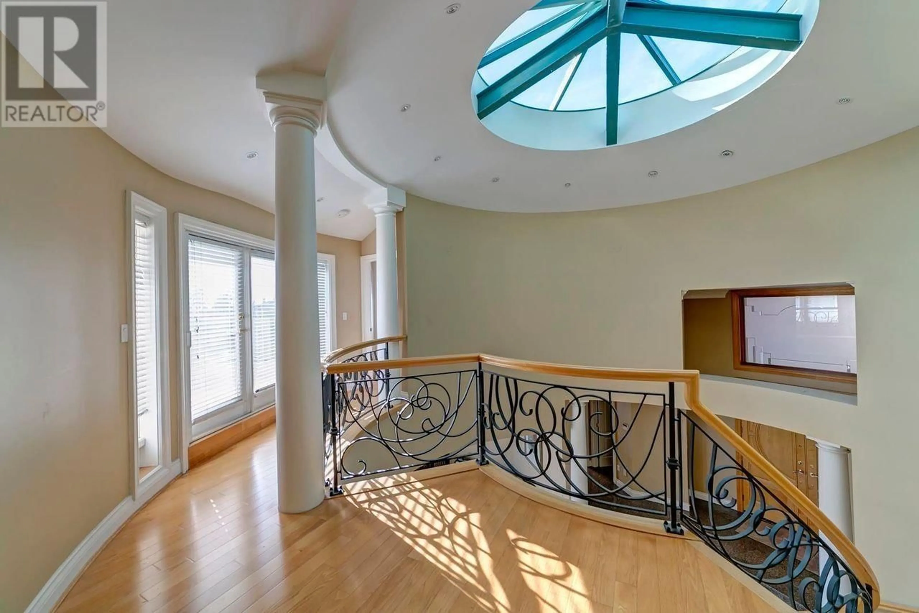 Indoor foyer for 2336 WESTHILL DRIVE, West Vancouver British Columbia V7S2Z5