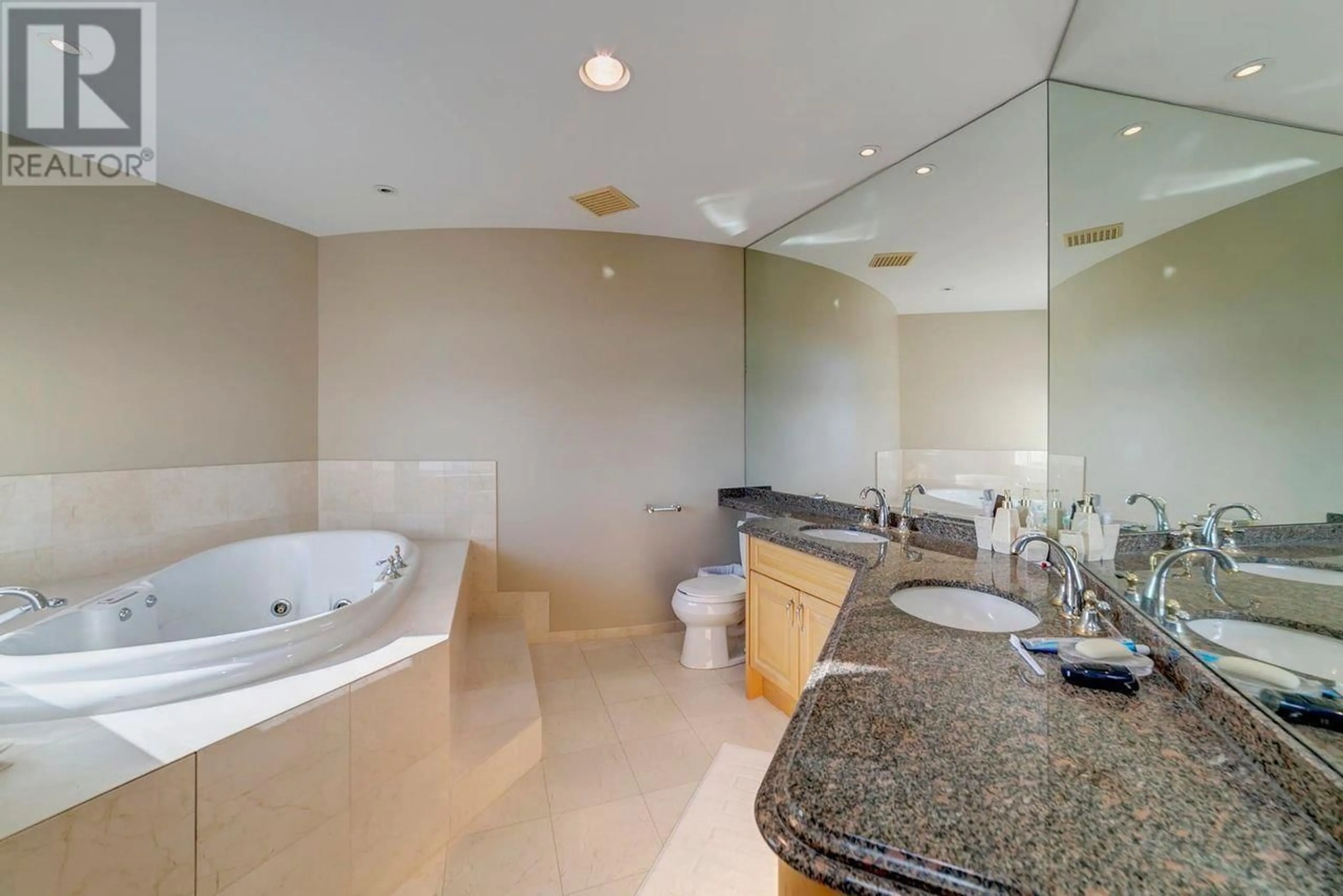 Standard bathroom, ceramic/tile floor for 2336 WESTHILL DRIVE, West Vancouver British Columbia V7S2Z5