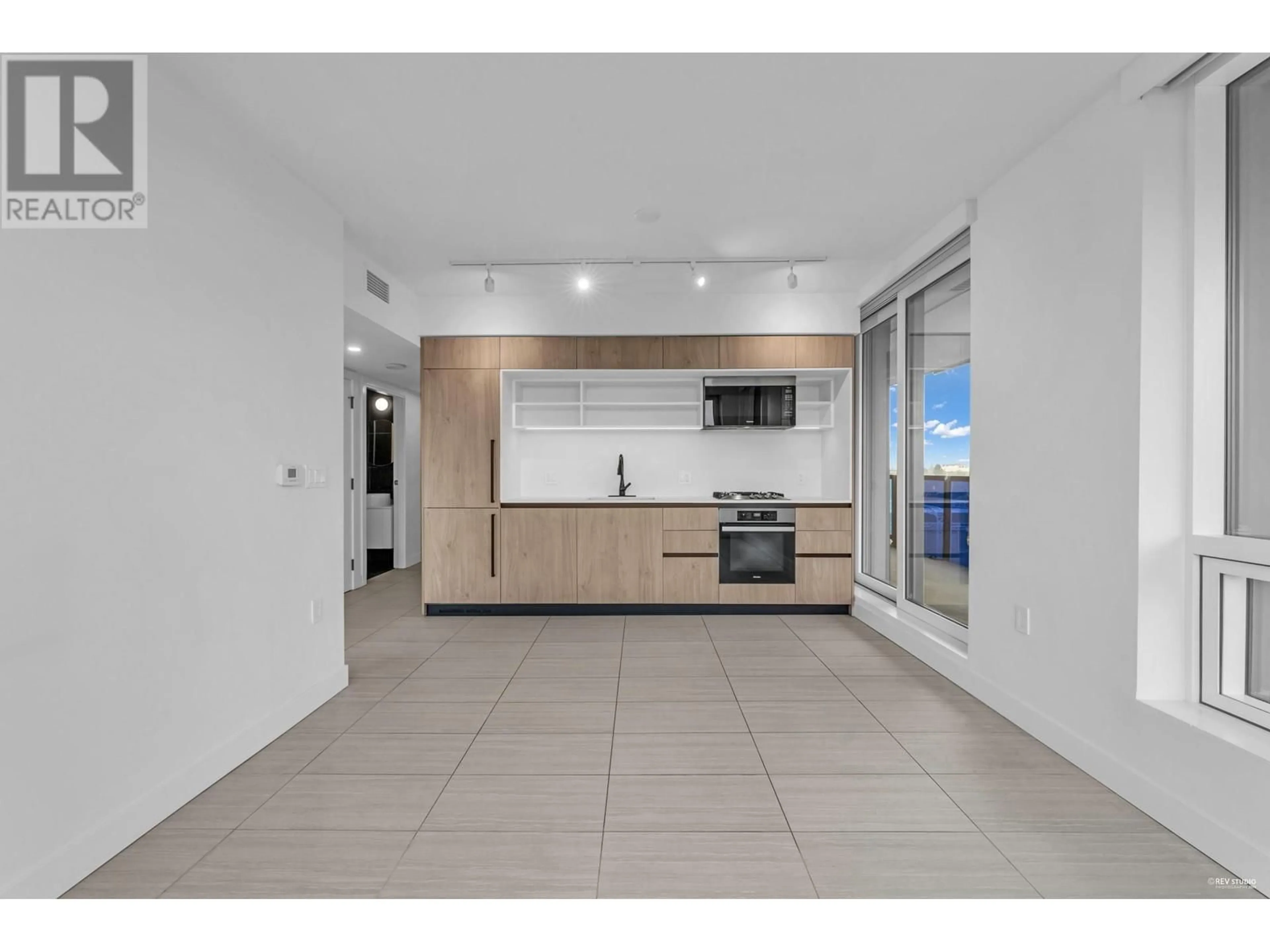 Open concept kitchen, ceramic/tile floor for 501 5058 JOYCE STREET, Vancouver British Columbia V5R0J9