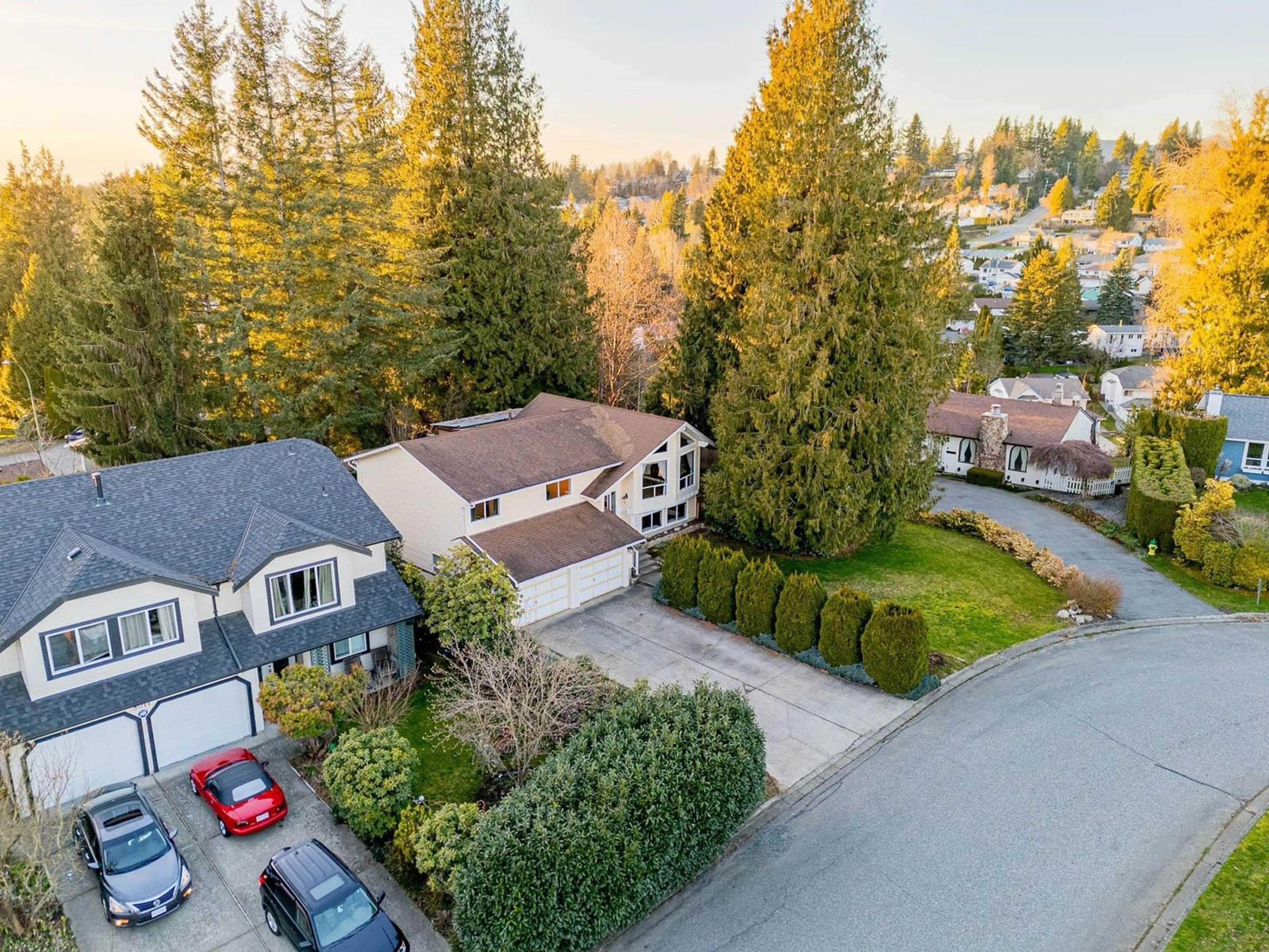 A pic from outside/outdoor area/front of a property/back of a property/a pic from drone, street for 8013 DUNSMUIR STREET, Mission British Columbia V2V4S2