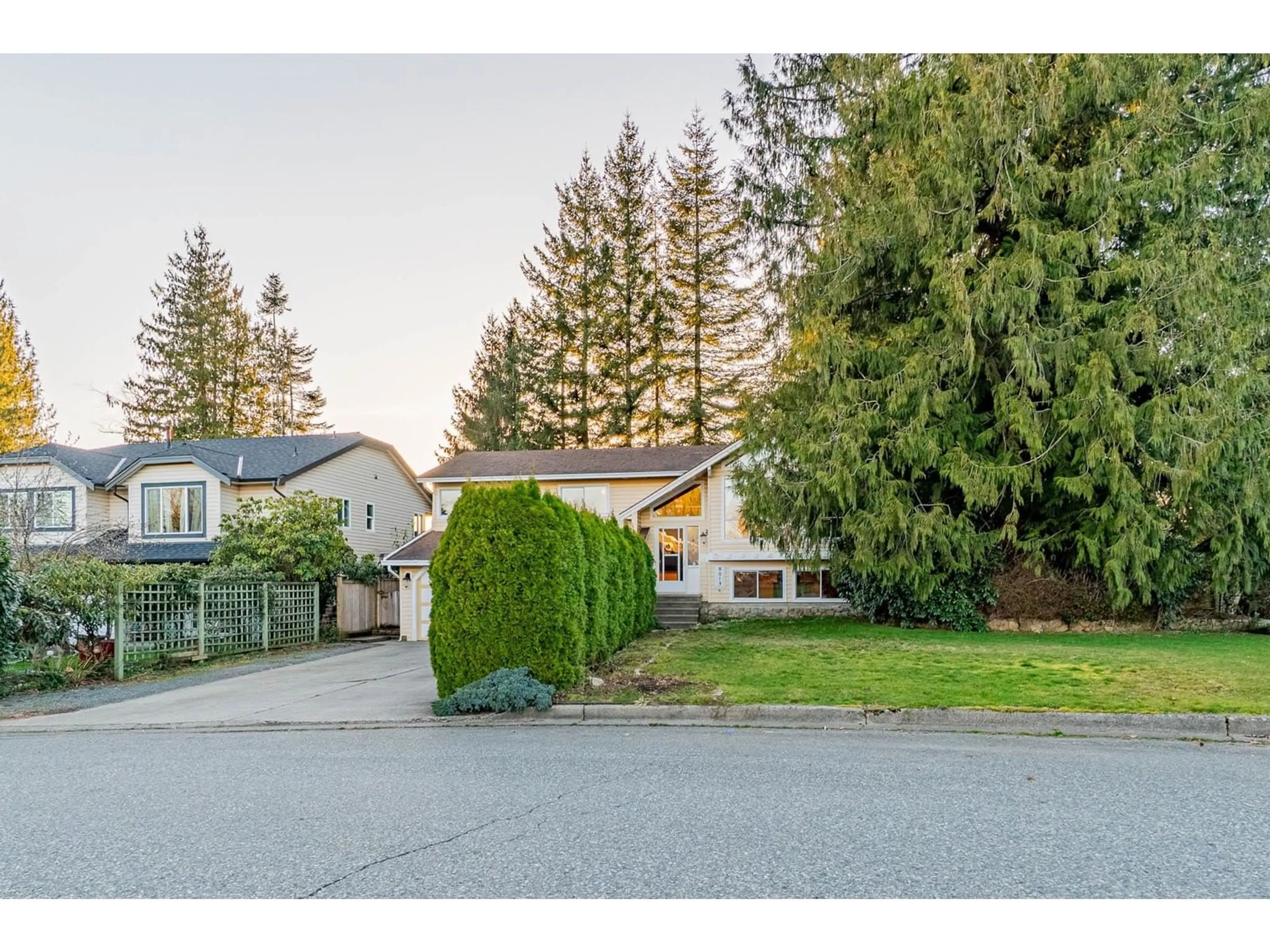 A pic from outside/outdoor area/front of a property/back of a property/a pic from drone, street for 8013 DUNSMUIR STREET, Mission British Columbia V2V4S2