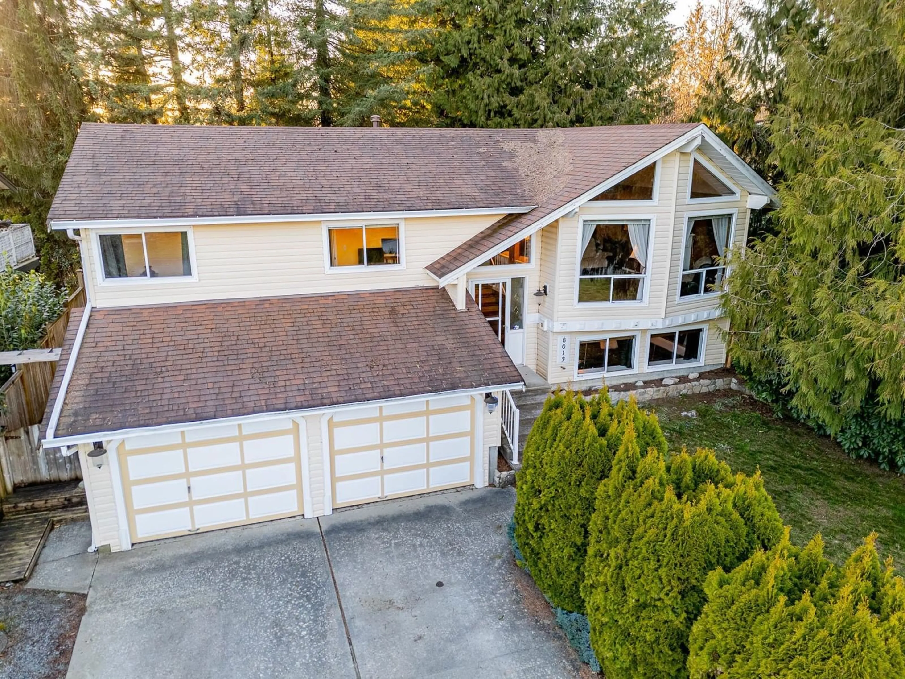 A pic from outside/outdoor area/front of a property/back of a property/a pic from drone, street for 8013 DUNSMUIR STREET, Mission British Columbia V2V4S2