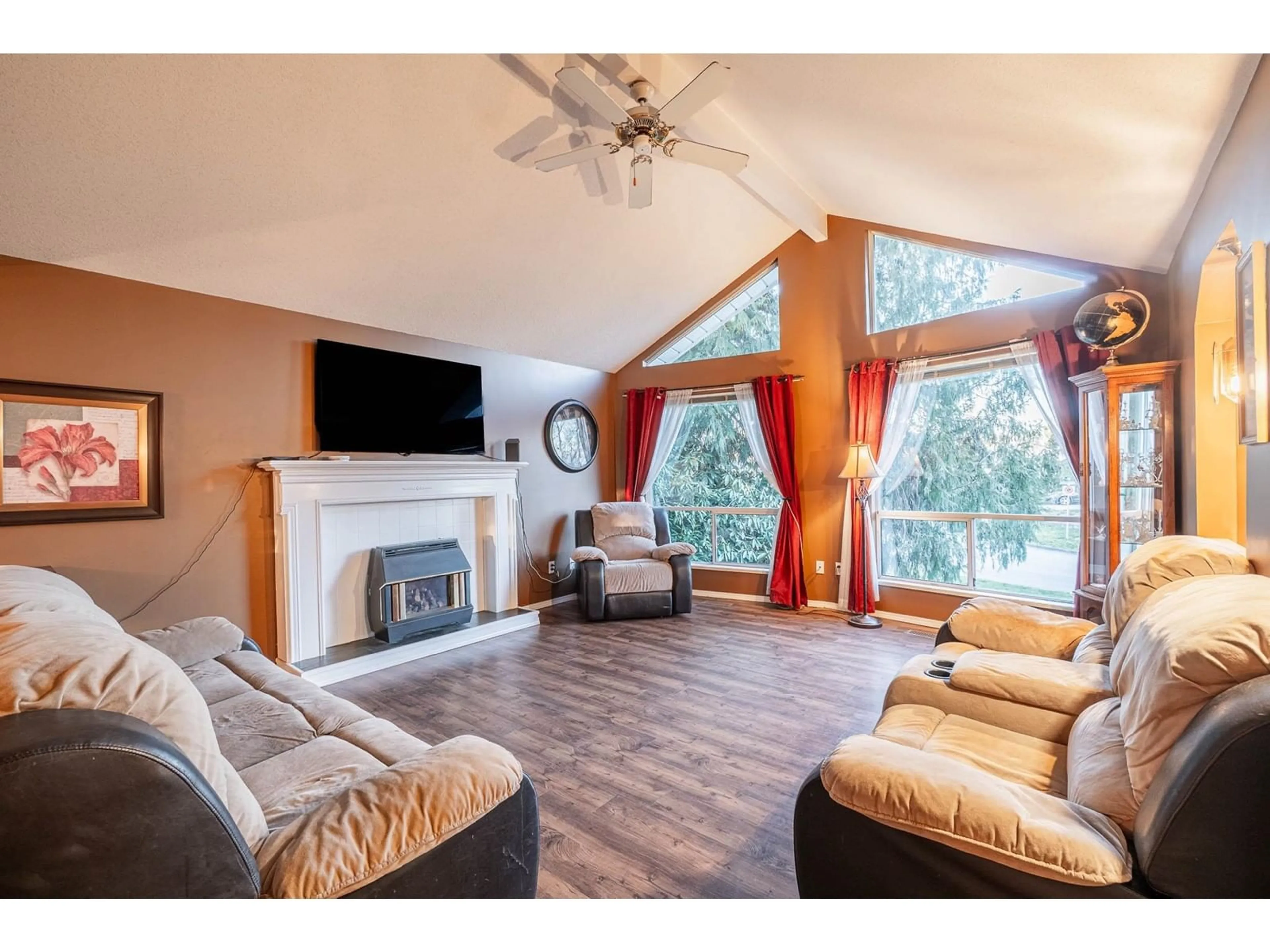 Living room with furniture, wood/laminate floor for 8013 DUNSMUIR STREET, Mission British Columbia V2V4S2