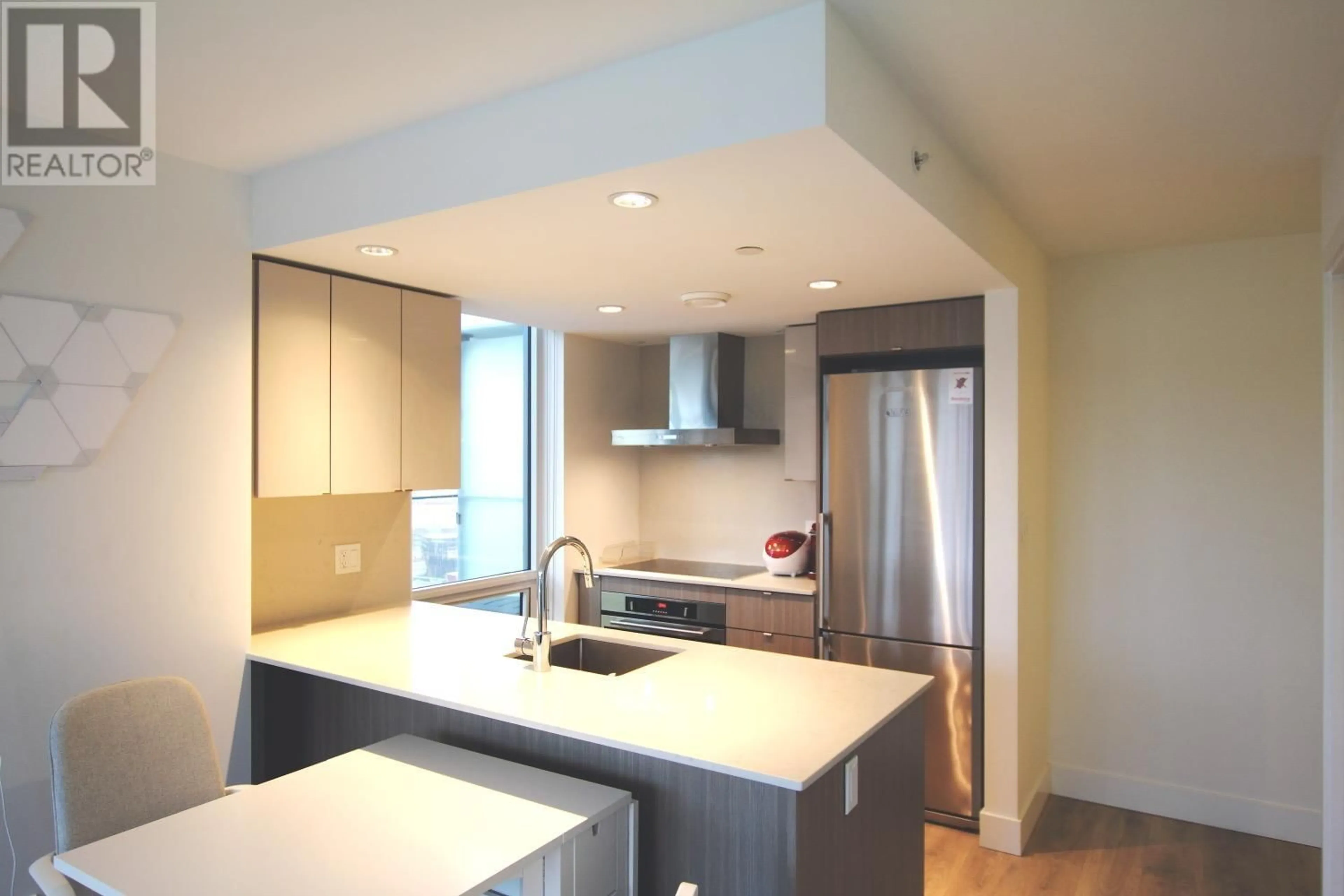 Contemporary kitchen, unknown for 209 1788 COLUMBIA STREET, Vancouver British Columbia V5Y0L7