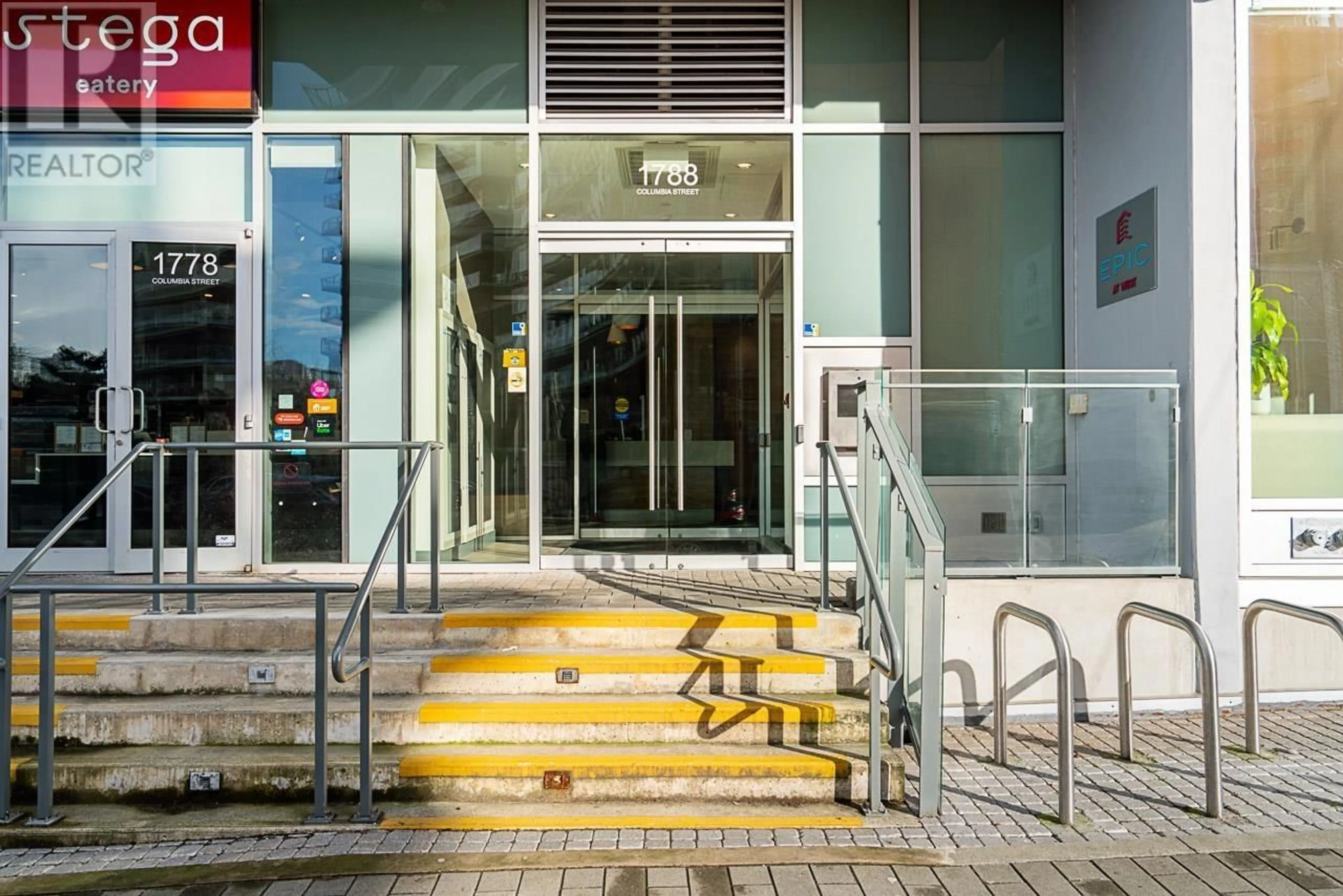 Indoor foyer for 209 1788 COLUMBIA STREET, Vancouver British Columbia V5Y0L7