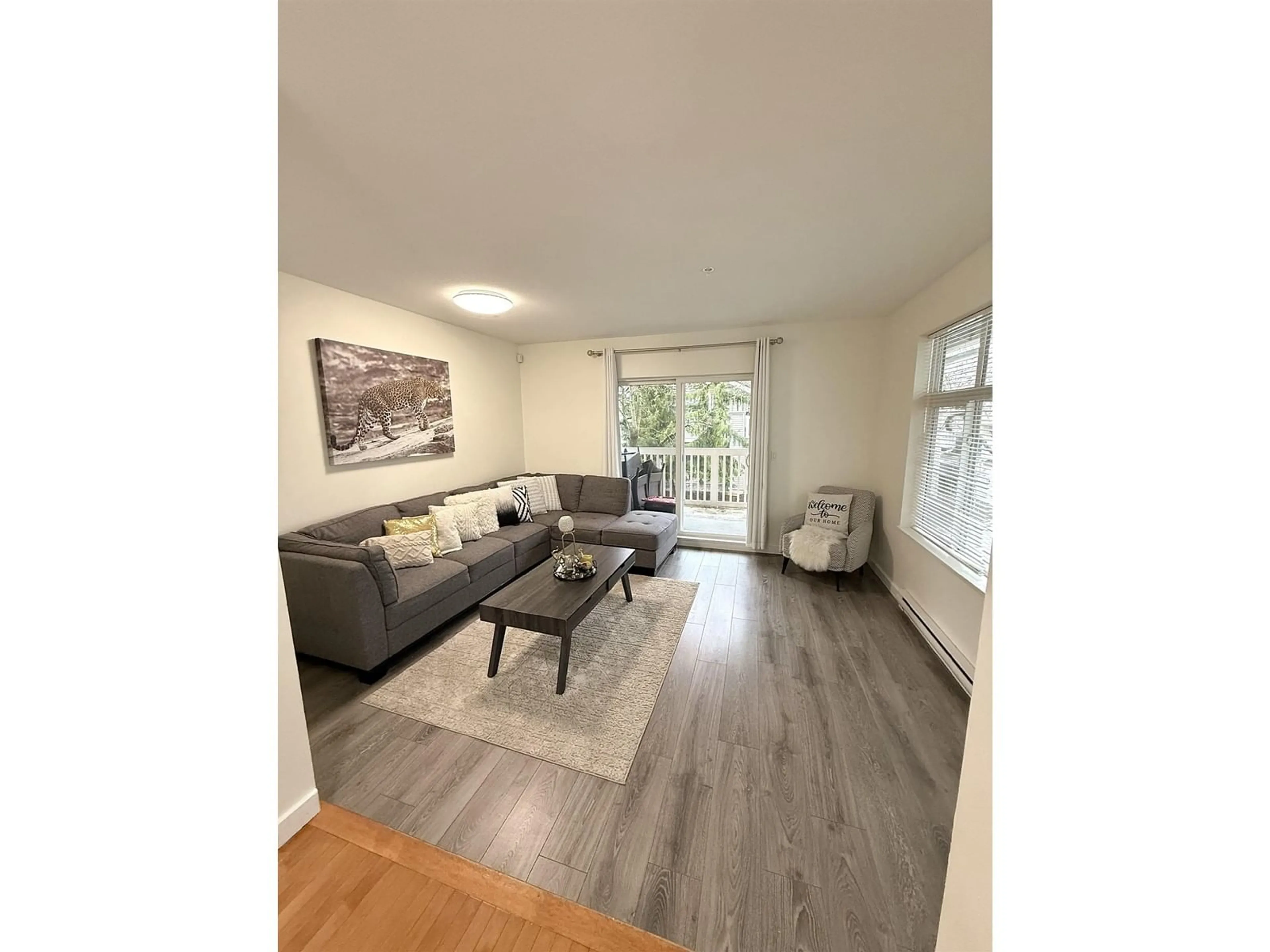 Living room with furniture, wood/laminate floor for 62 - 7179 201, Langley British Columbia V2Y2Y9