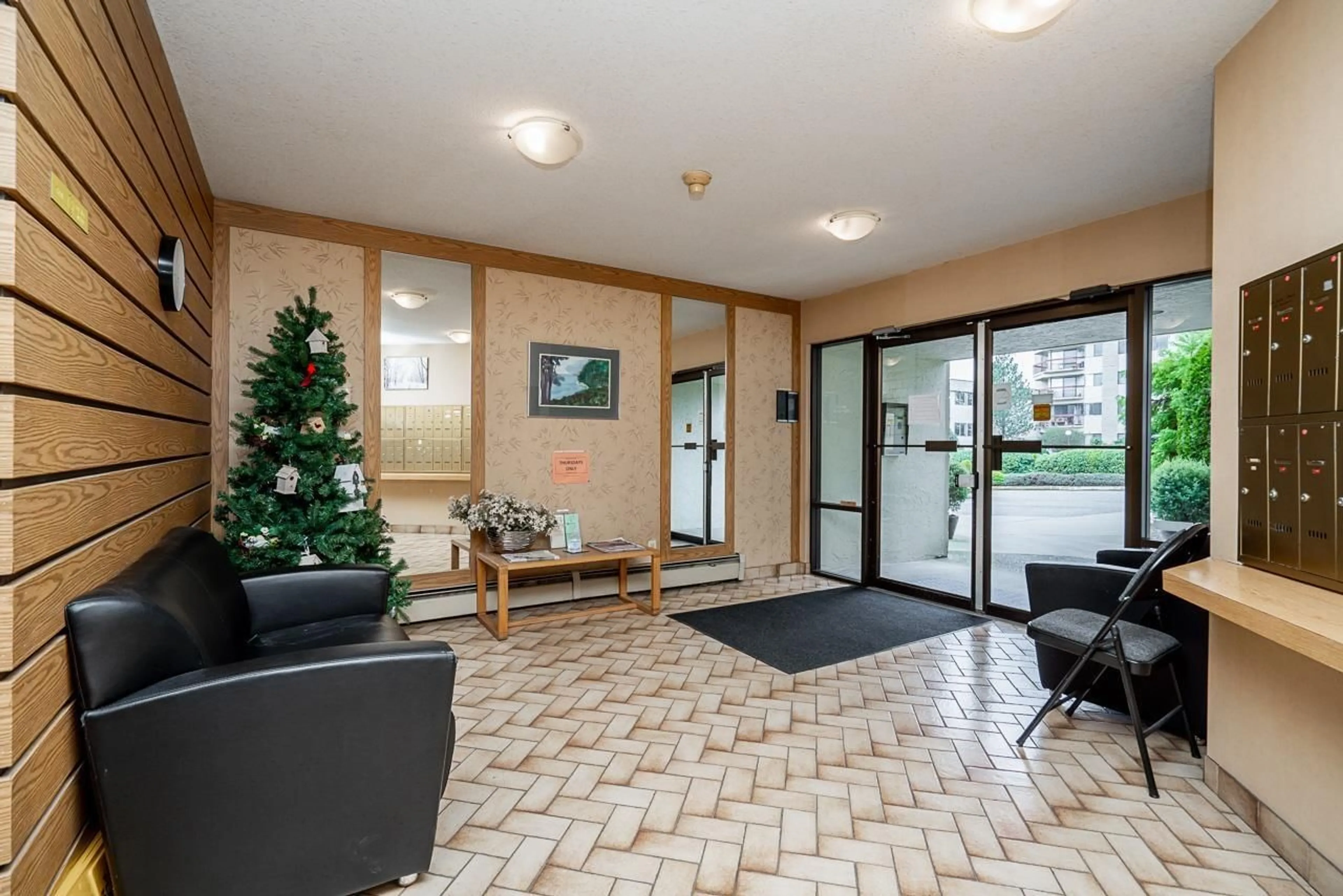 Indoor foyer for 324 - 31955 OLD YALE, Abbotsford British Columbia V2T4N1
