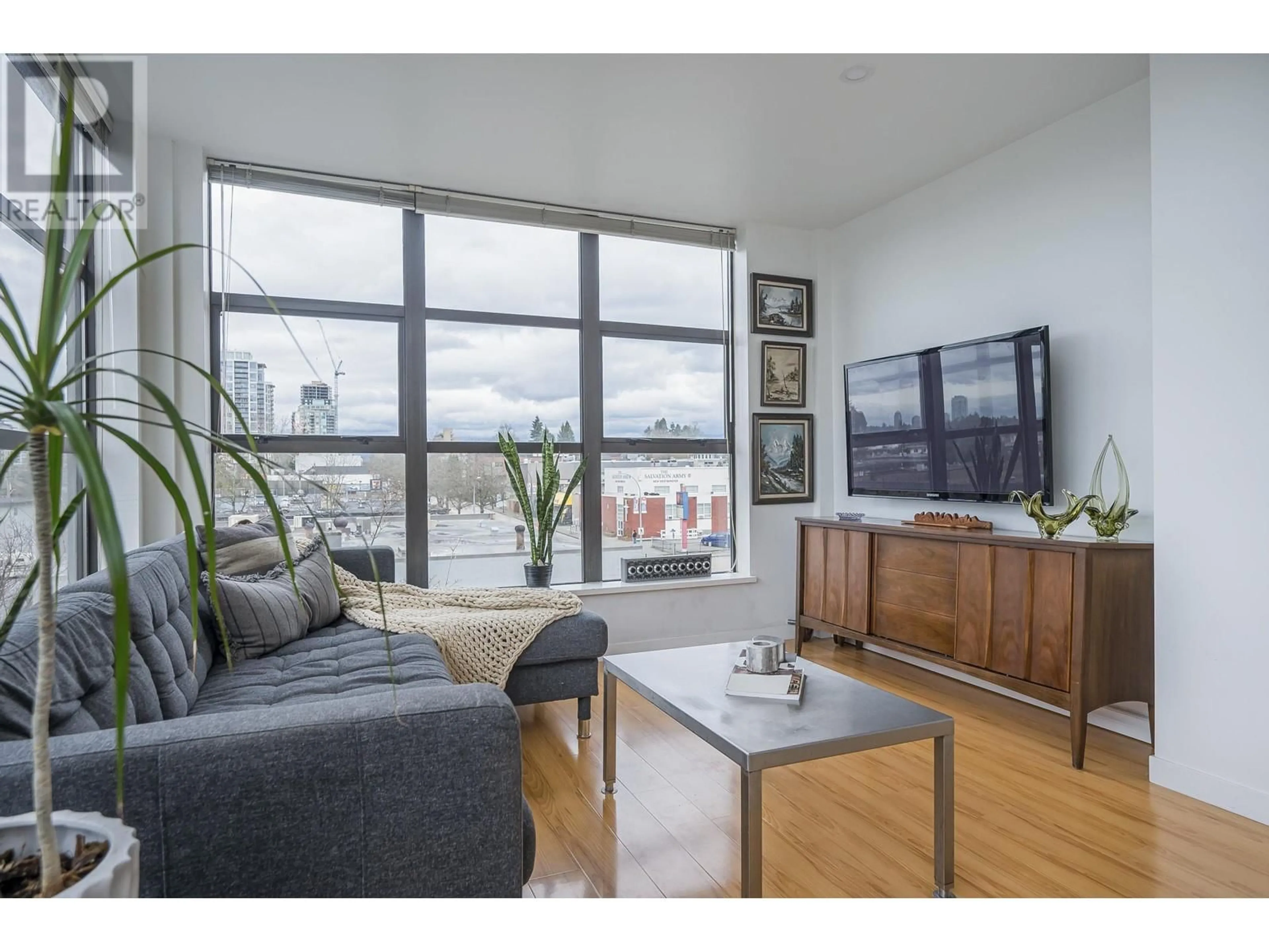 Living room with furniture, wood/laminate floor for 501 306 SIXTH STREET, New Westminster British Columbia V3L0C9