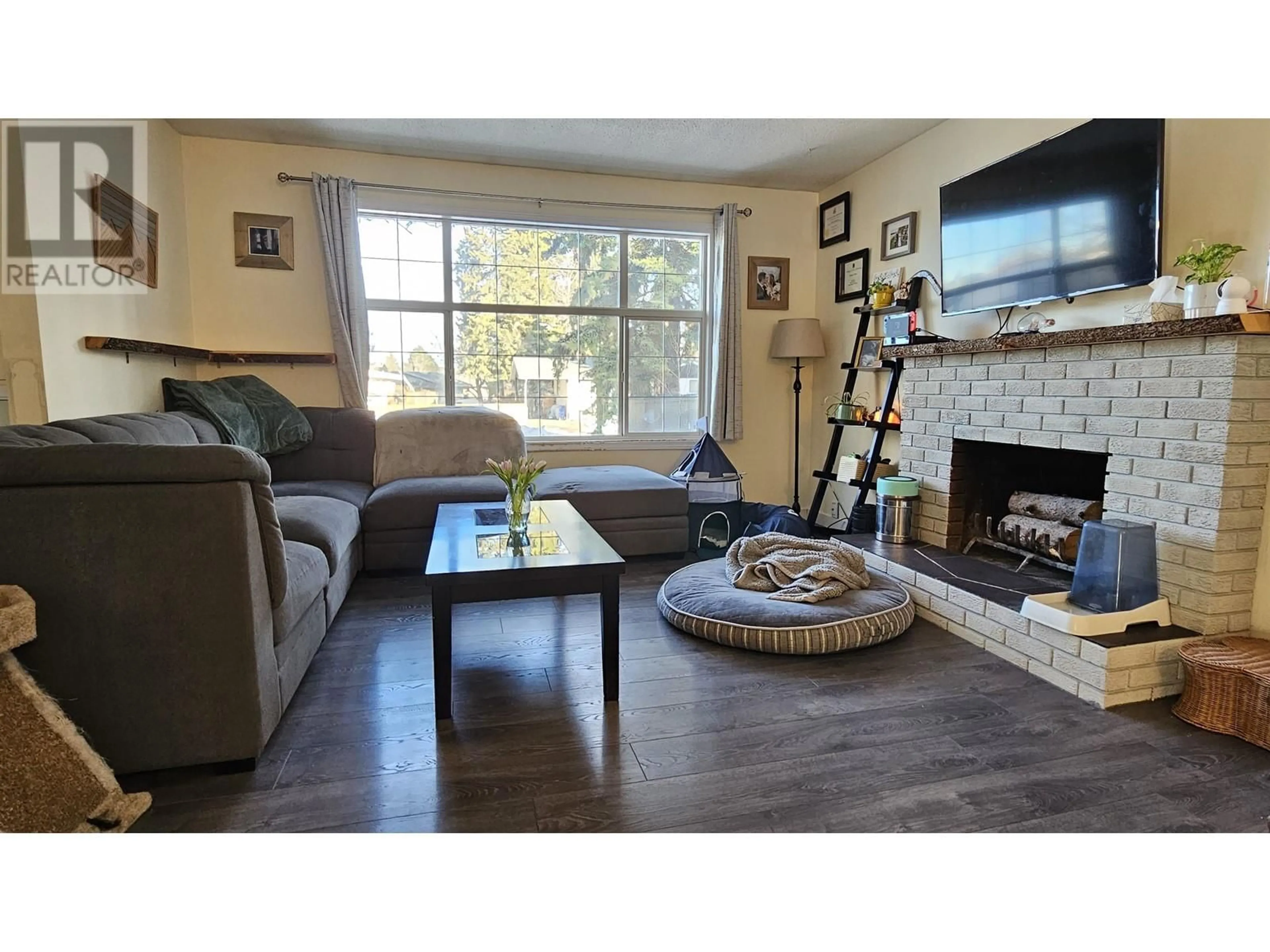 Living room with furniture, wood/laminate floor for 6109 CALEDONIA CRESCENT, Prince George British Columbia V2N2H5