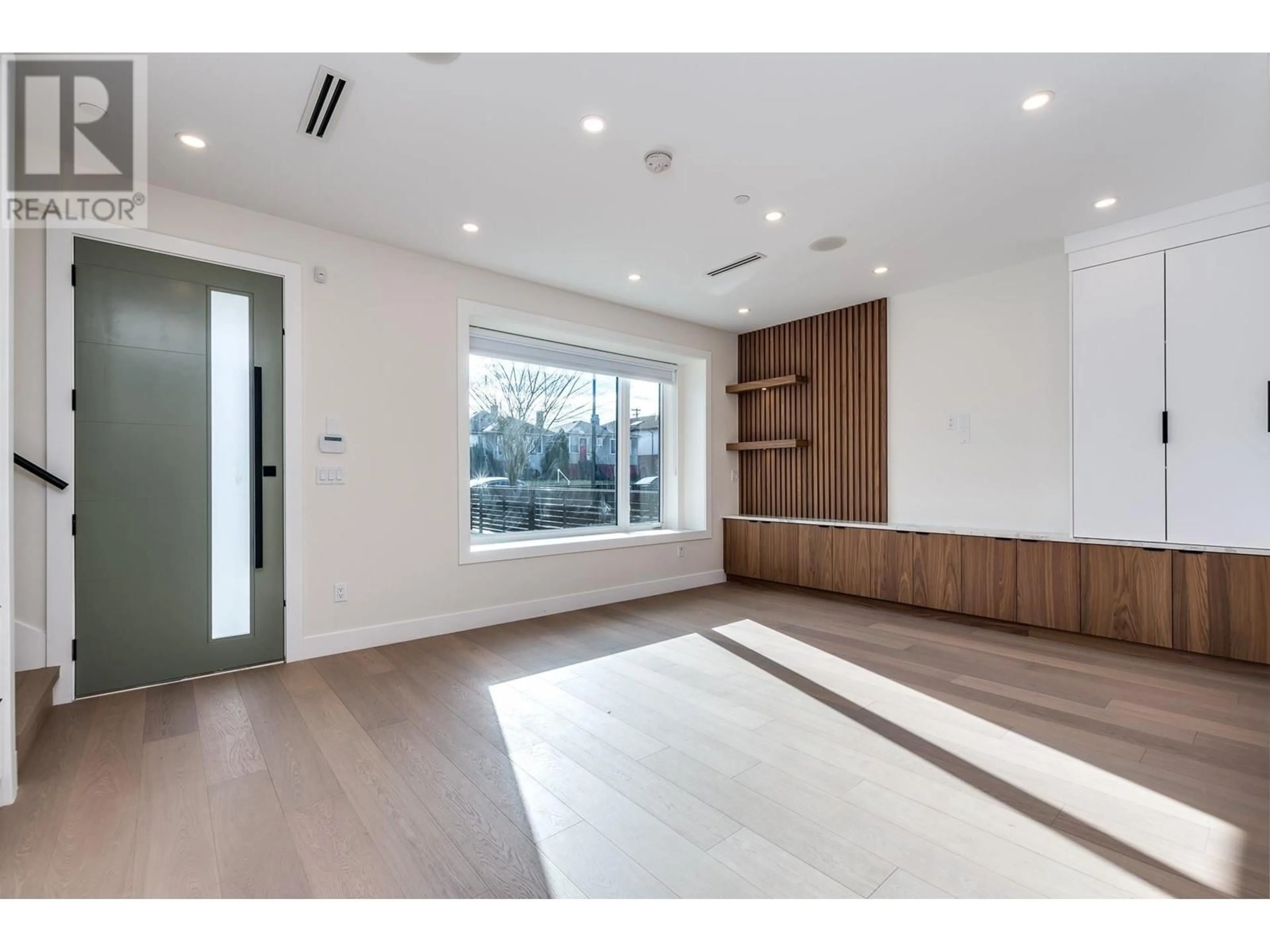 Indoor foyer for 1 - 3133 19TH AVENUE, Vancouver British Columbia V5M2T2