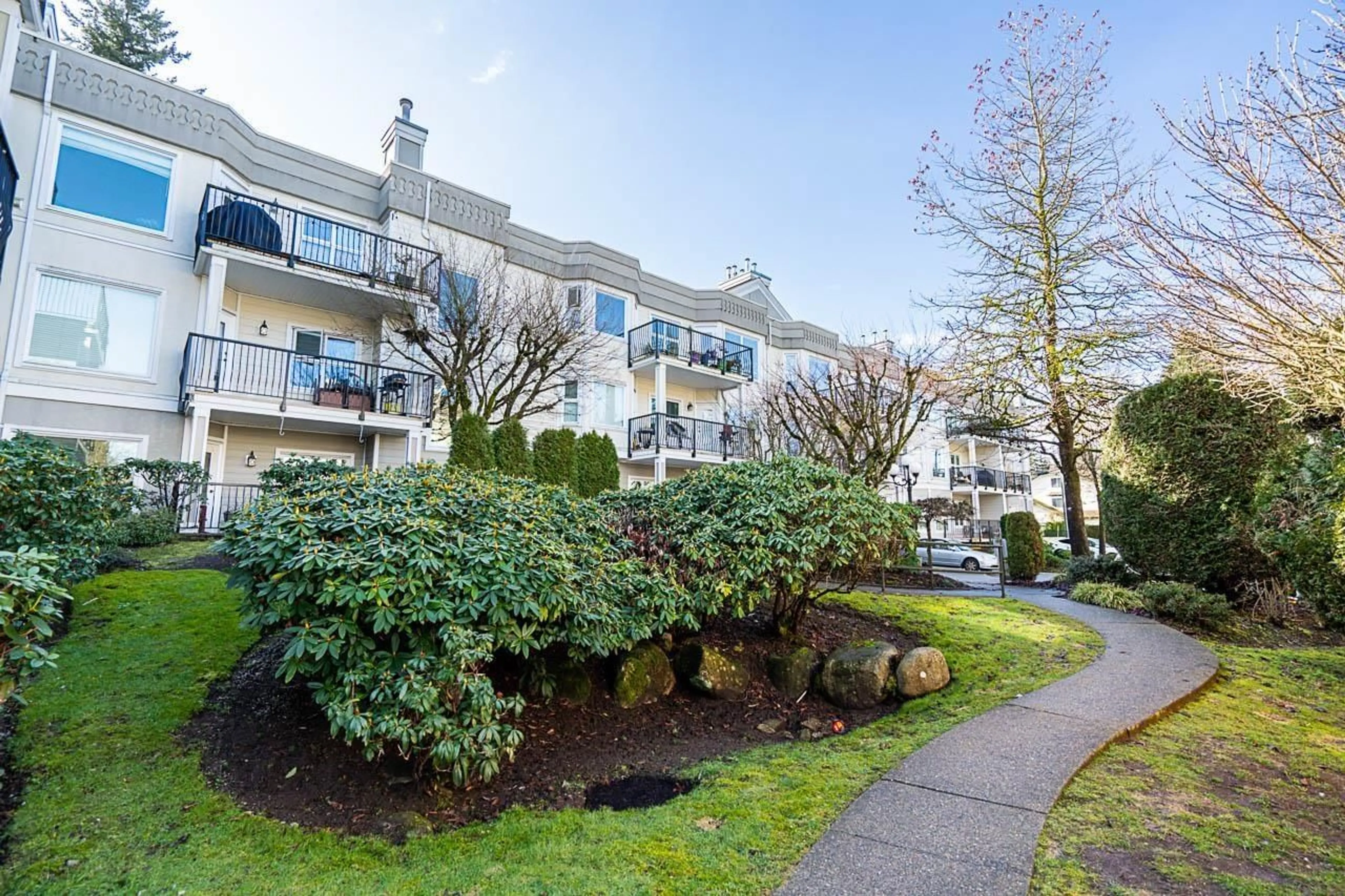 Patio, water/lake/river/ocean view for 312 - 10320 156, Surrey British Columbia V3R4L8