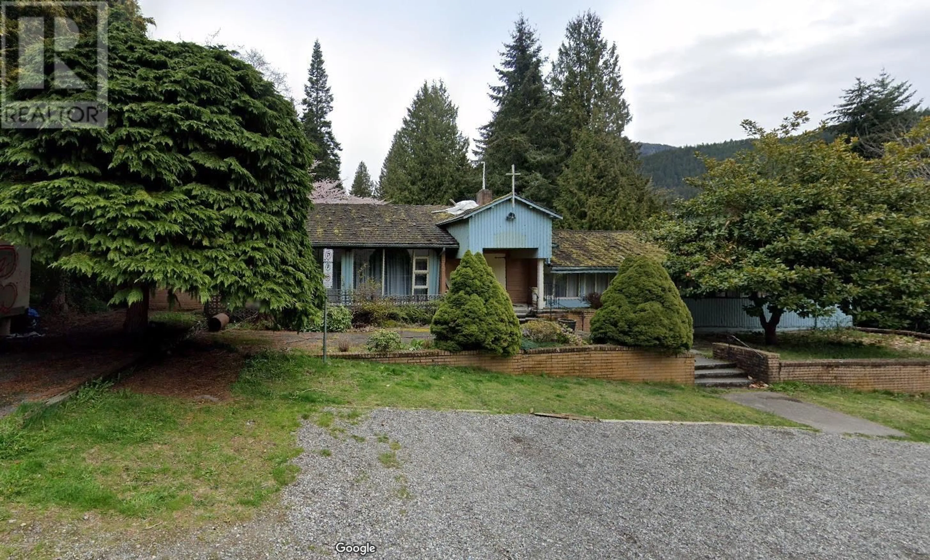 A pic from outside/outdoor area/front of a property/back of a property/a pic from drone, mountain view for 6404 WELLINGTON AVENUE, West Vancouver British Columbia V7W2H6