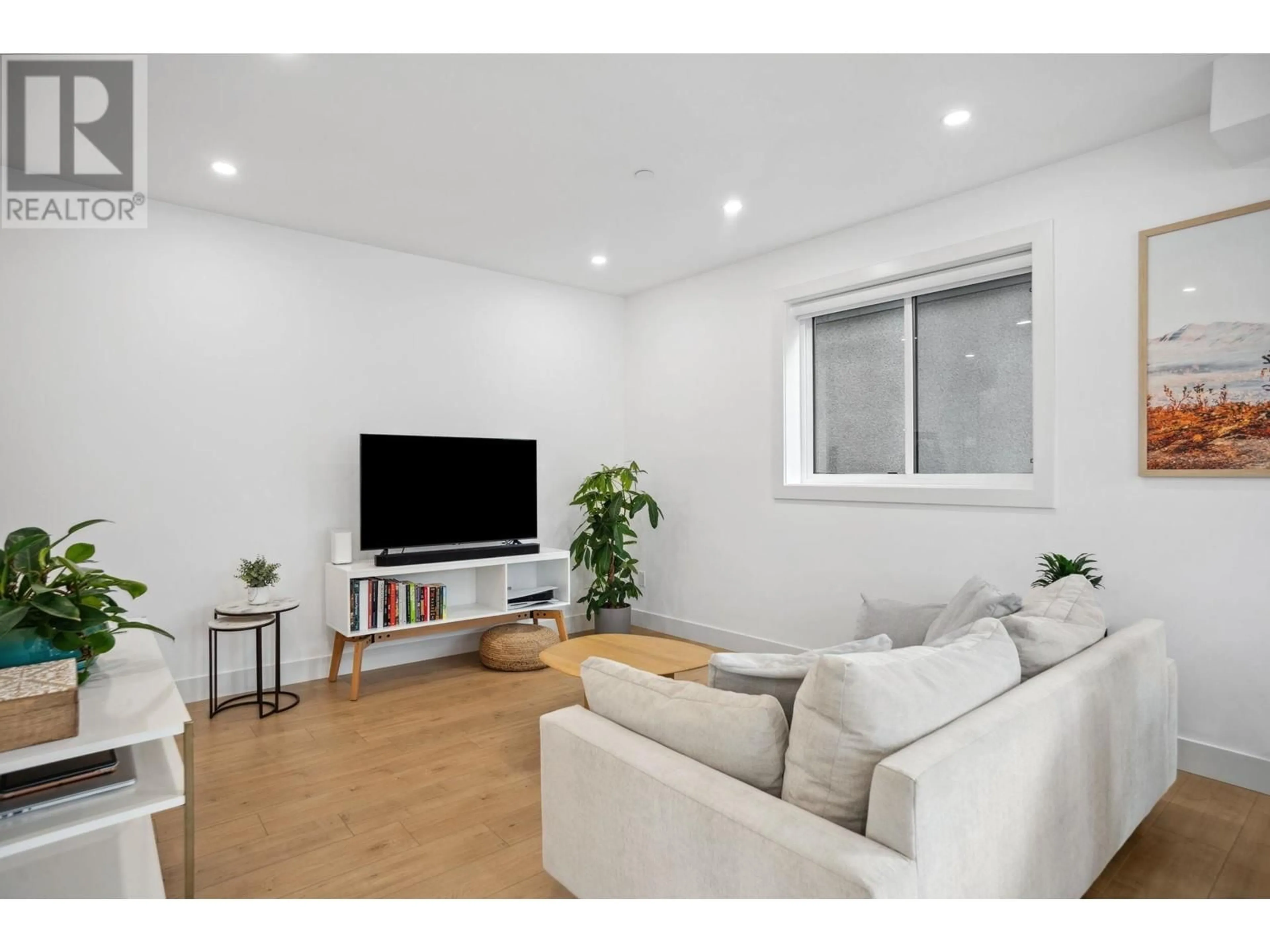 Living room with furniture, wood/laminate floor for 1579 RUPERT STREET, Vancouver British Columbia V5K4L9