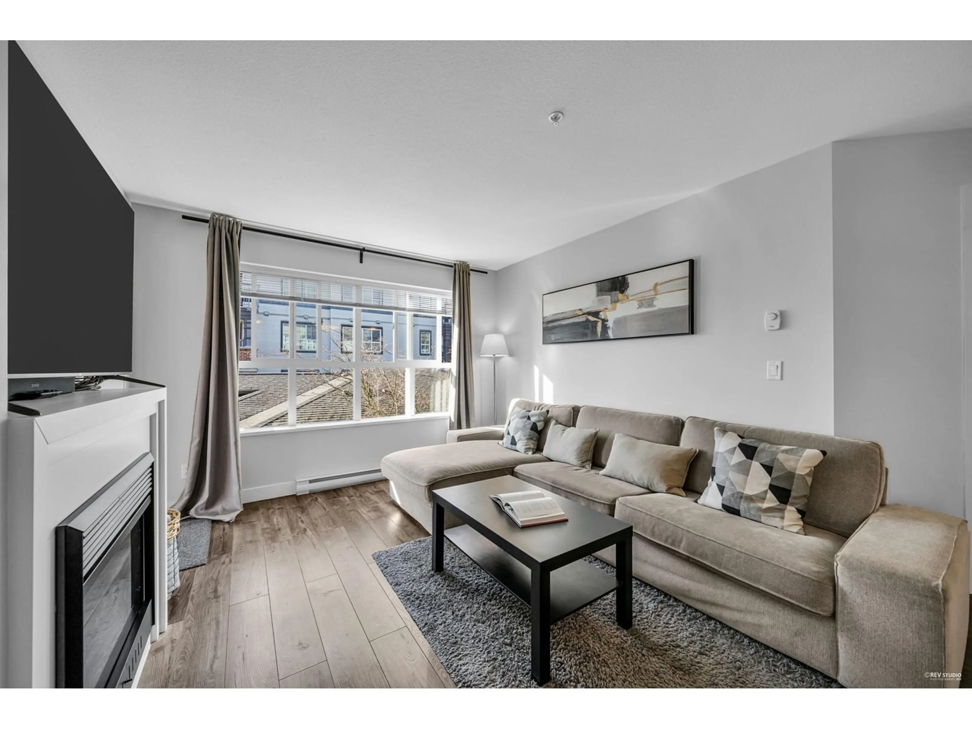 Living room with furniture, wood/laminate floor for 204 - 6815 188, Surrey British Columbia V4N0Z8