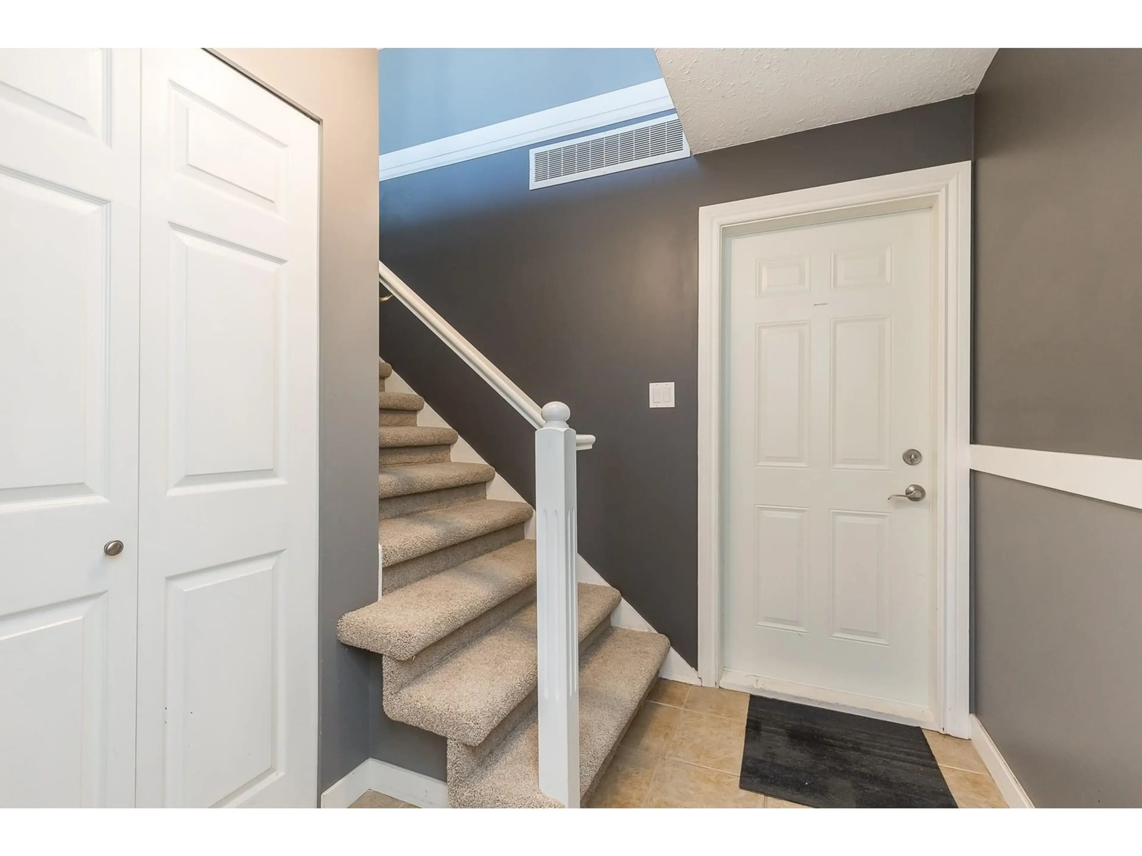 Indoor entryway for 35062 HIGH DRIVE, Abbotsford British Columbia V2S4P6