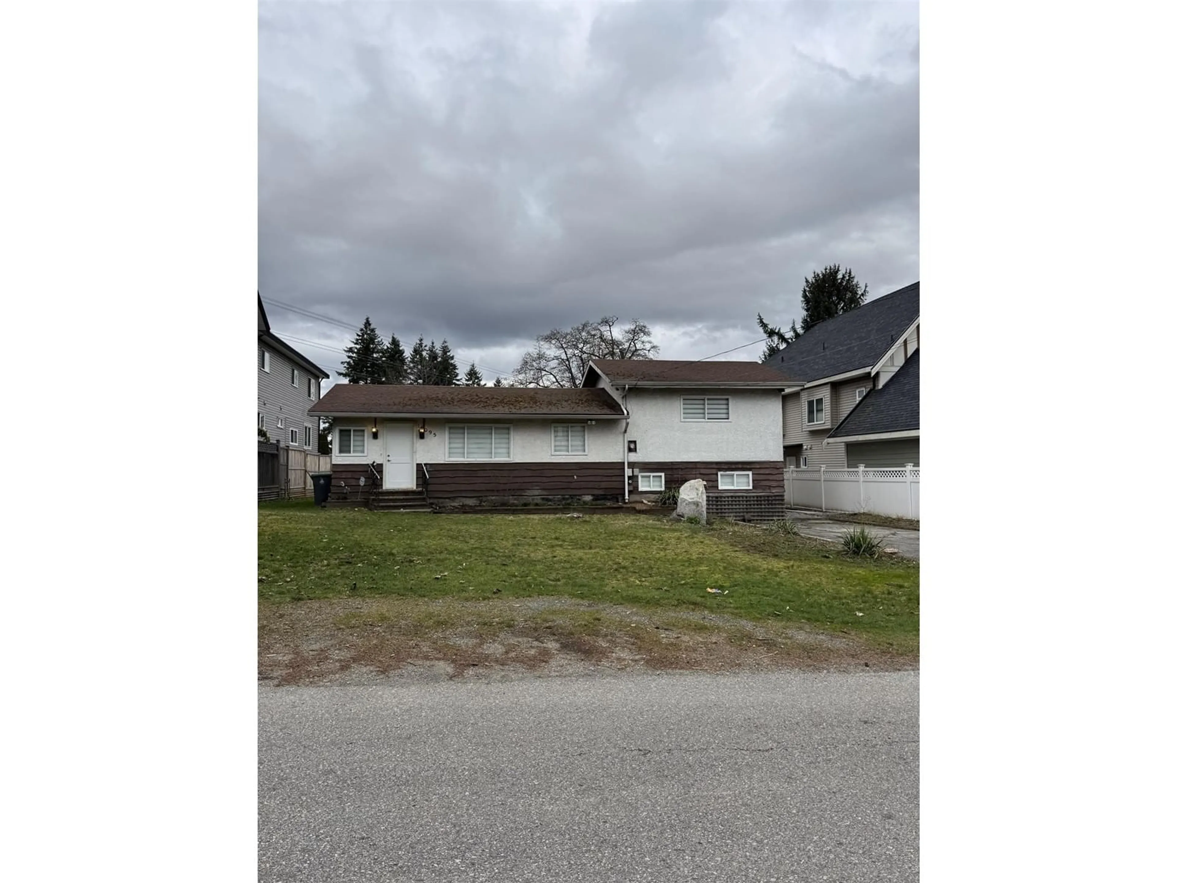 Blurry image for 14095 110 AVENUE, Surrey British Columbia V3R1Z3