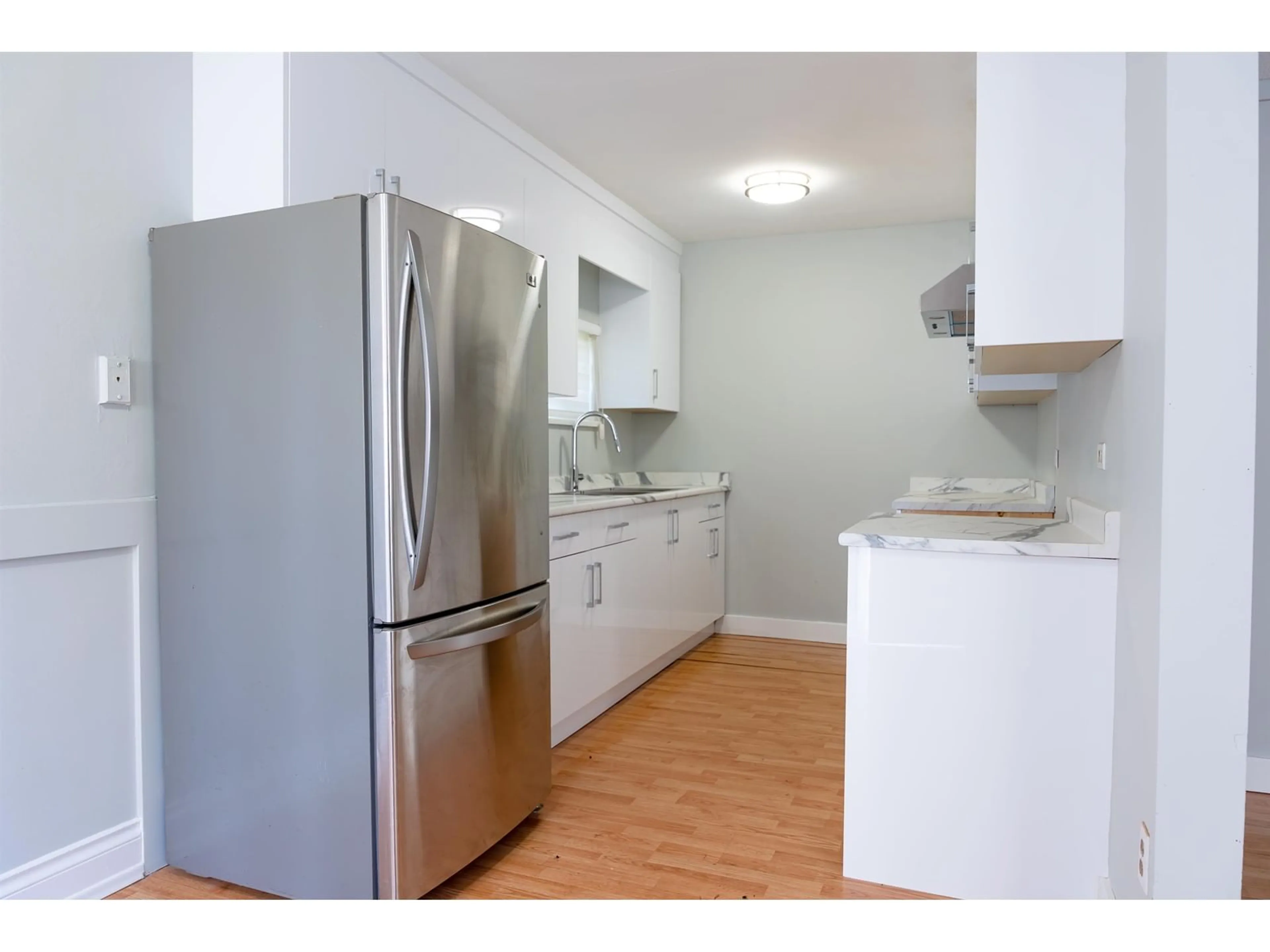 Standard kitchen, unknown for 14095 110 AVENUE, Surrey British Columbia V3R1Z3