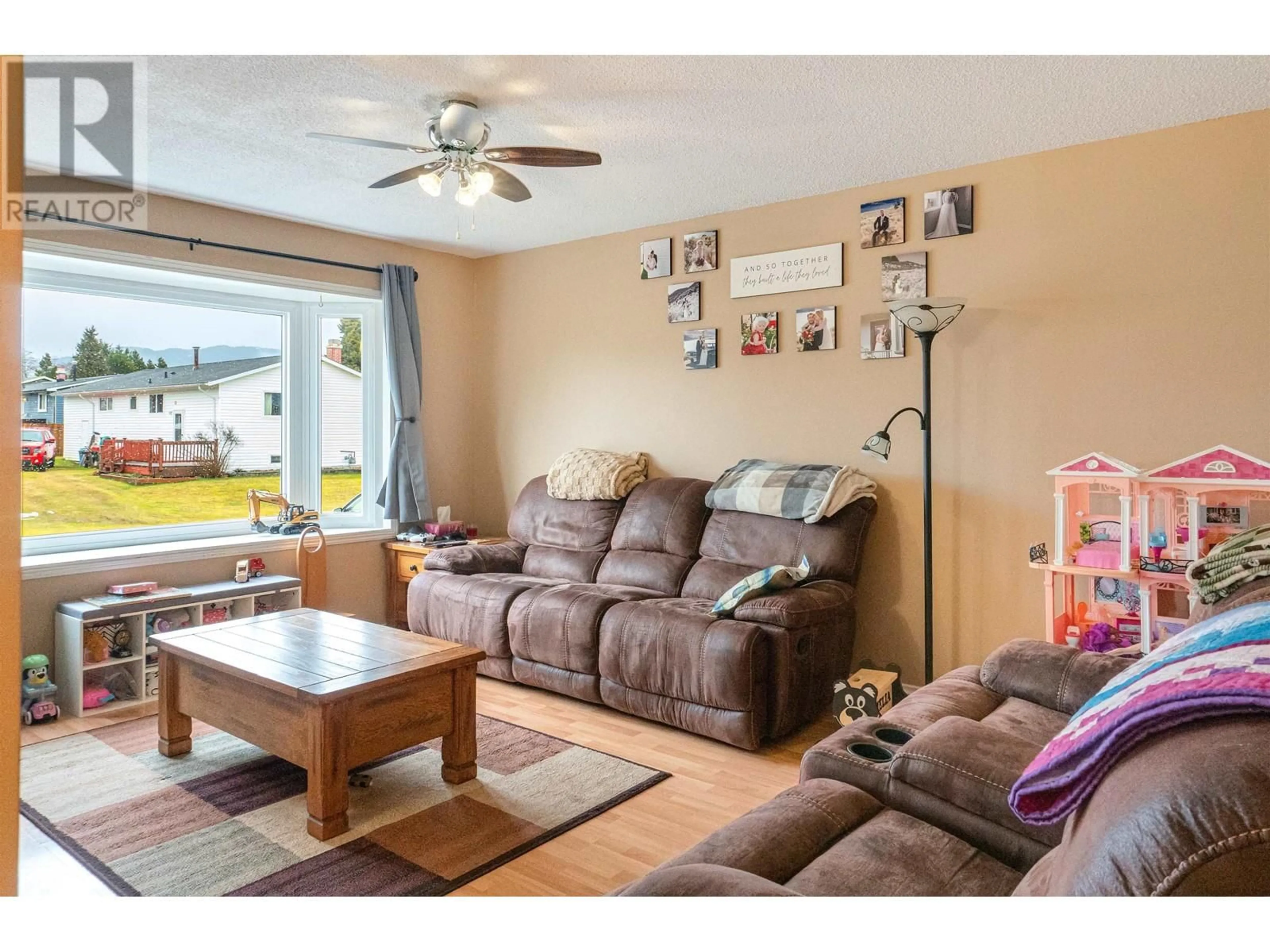 Living room with furniture, wood/laminate floor for 44 CARSWELL STREET, Kitimat British Columbia V8C1B3