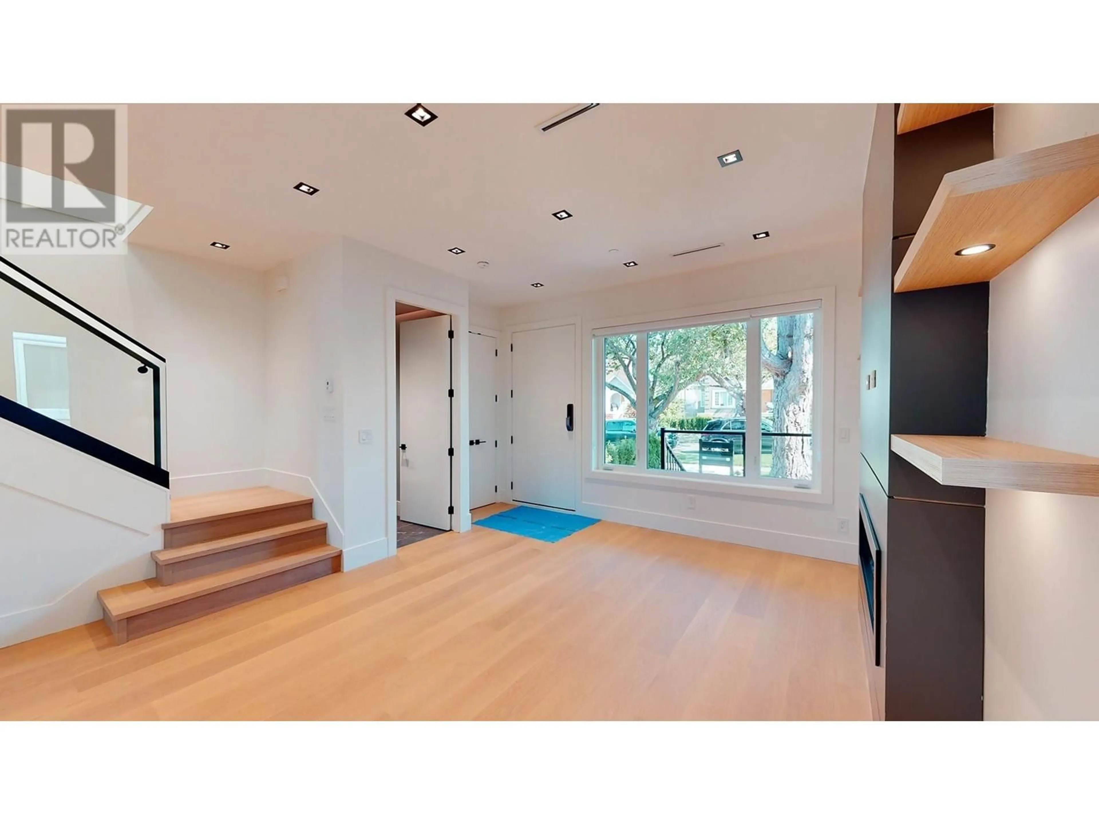 Indoor entryway for 1960 W 42ND AVENUE, Vancouver British Columbia V6M2B1