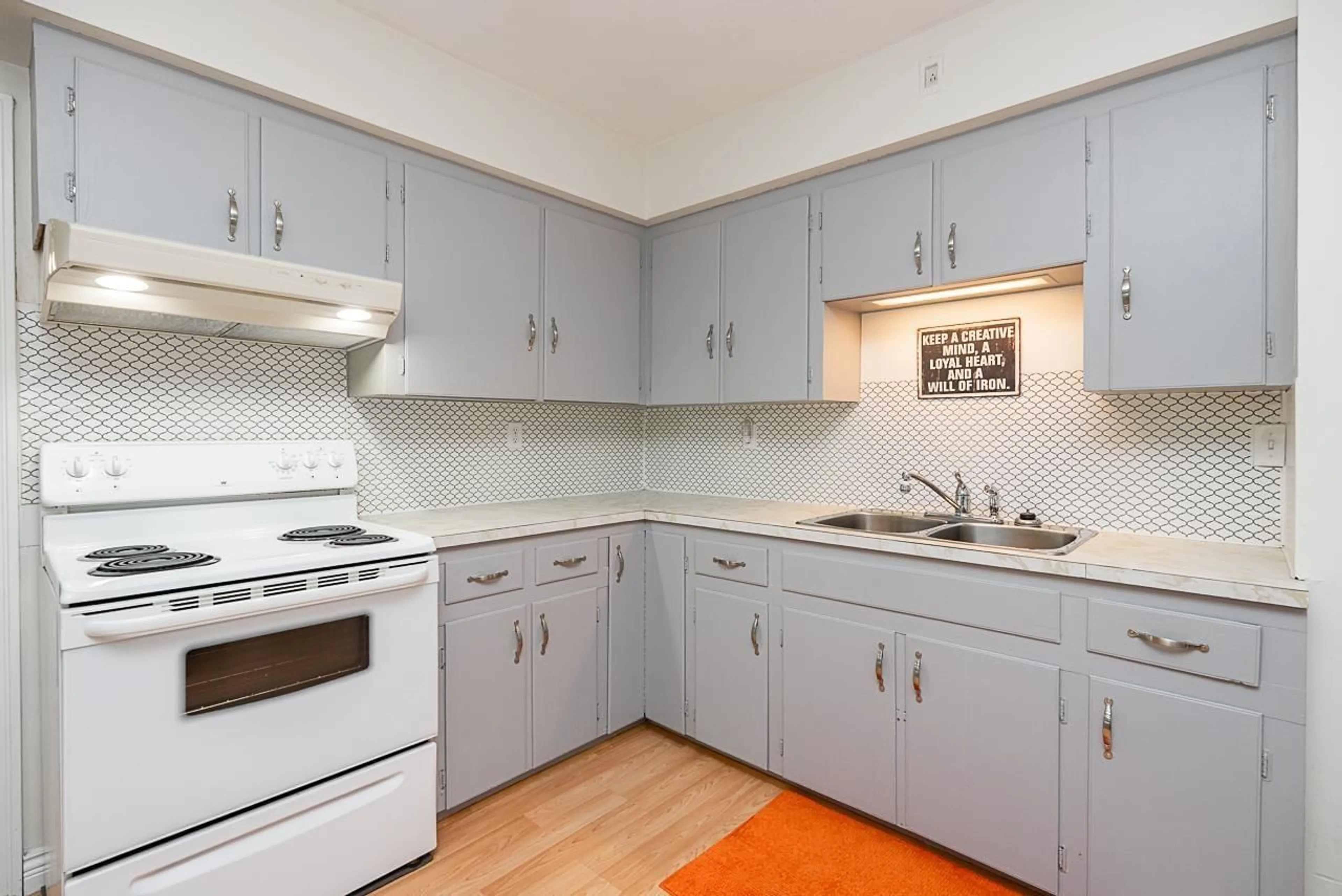 Standard kitchen, unknown for 11098 CALEDONIA DRIVE, Surrey British Columbia V3R3N3