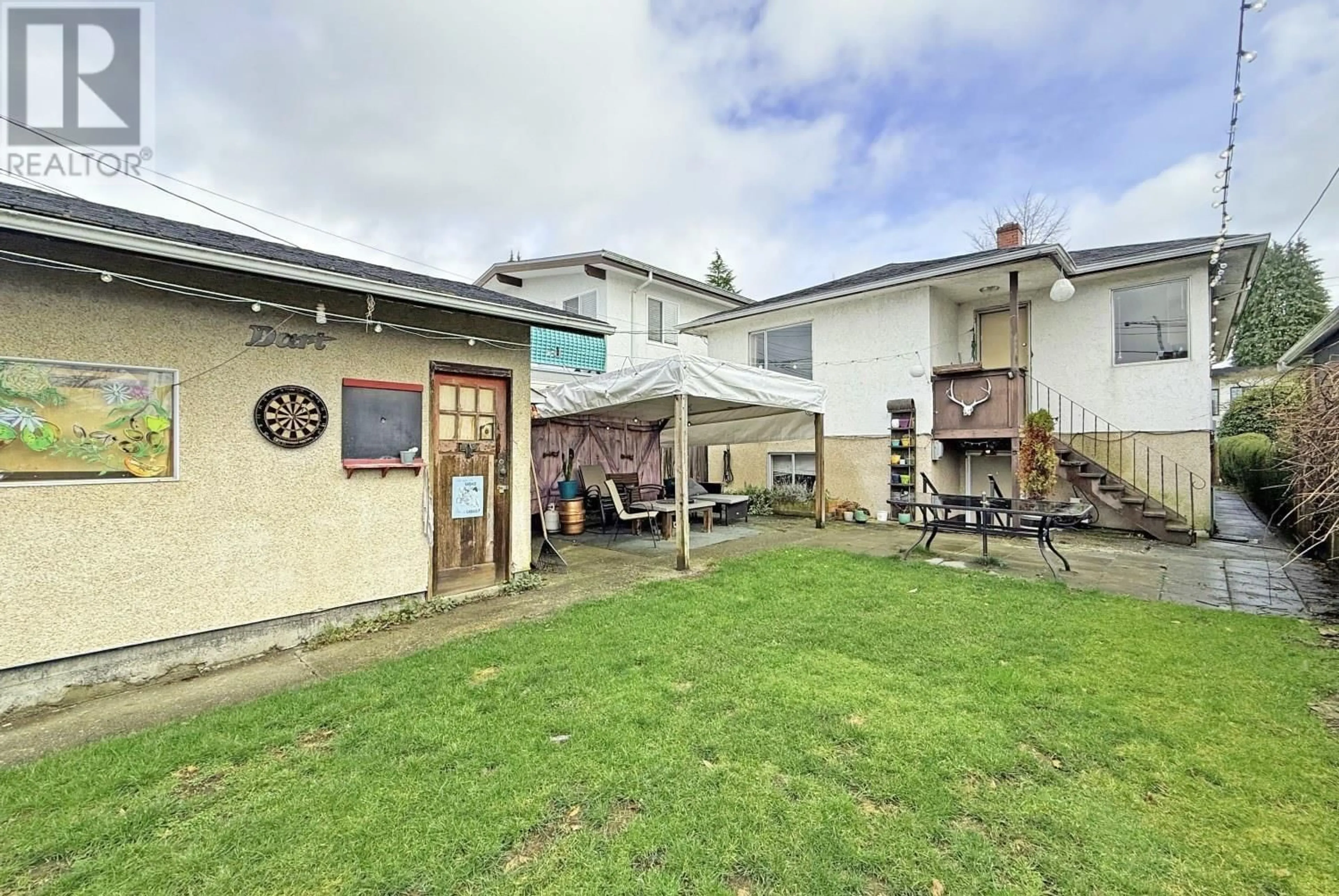 A pic from outside/outdoor area/front of a property/back of a property/a pic from drone, street for 5945 ONTARIO STREET, Vancouver British Columbia V5W2M1