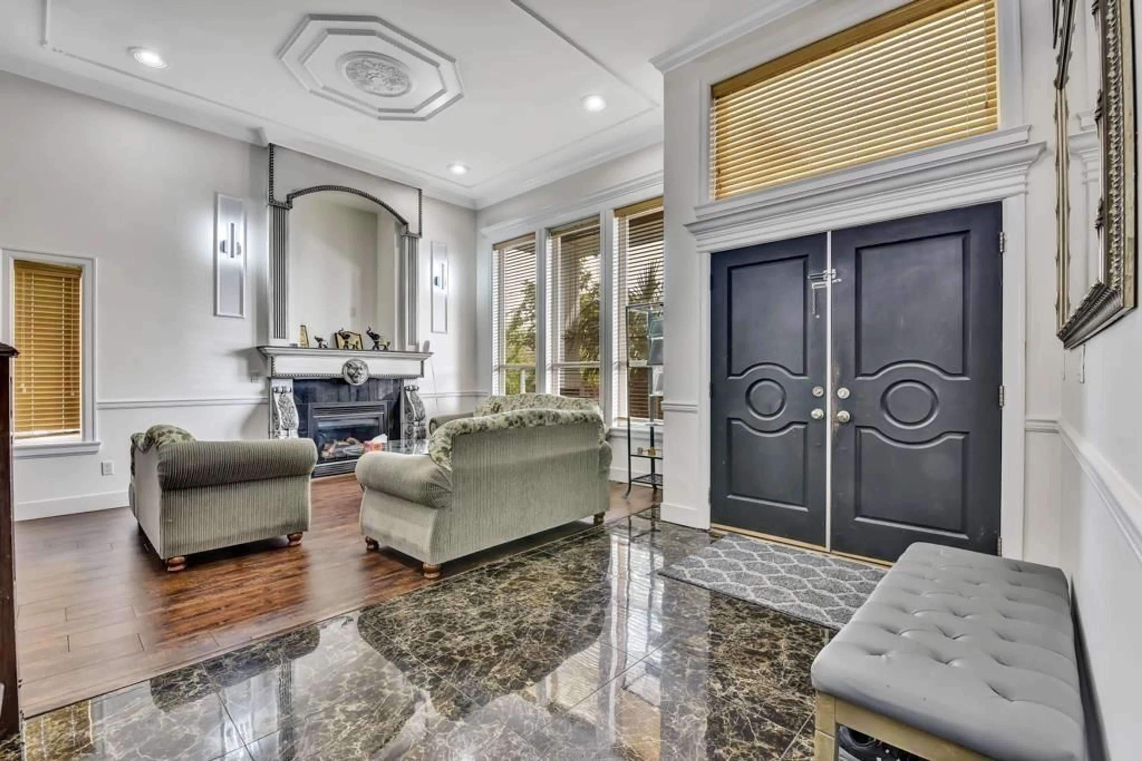 Indoor foyer for 15181 68A, Surrey British Columbia V3S7Y7