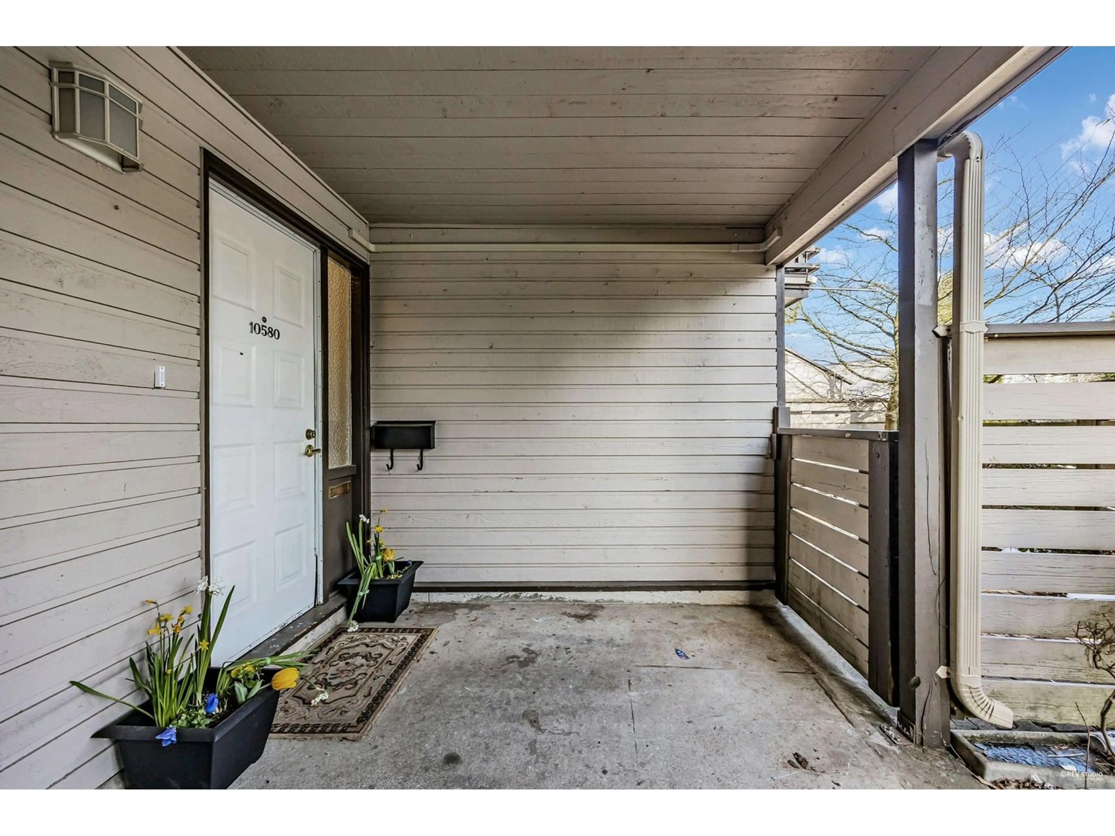 Indoor entryway for 10580 HOLLY PARK LANE, Surrey British Columbia V3R6X9