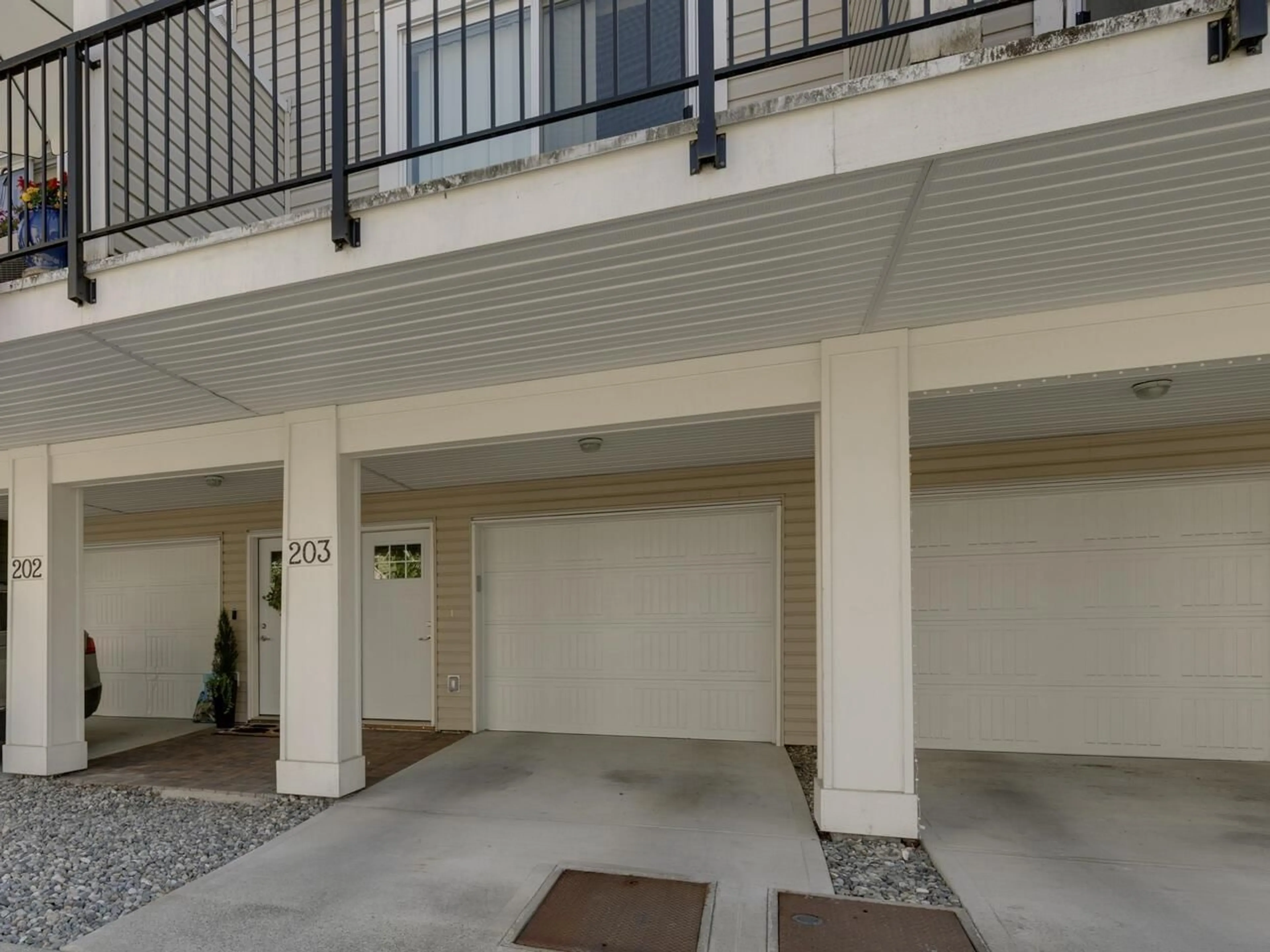 Indoor garage for 203 - 32789 BURTON, Mission British Columbia V4S0C9