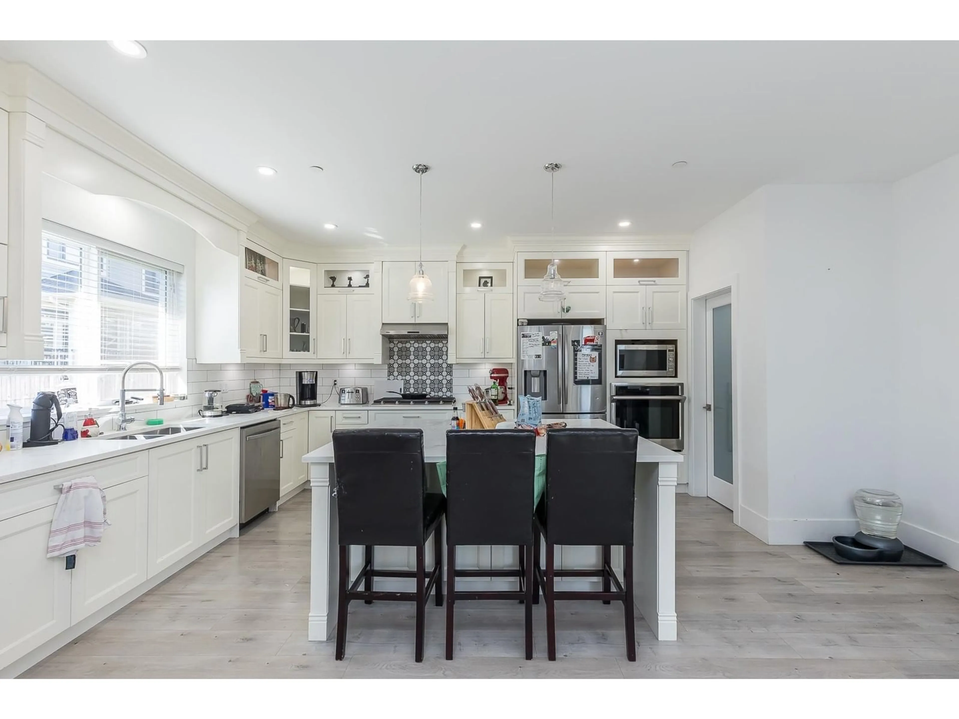 Open concept kitchen, ceramic/tile floor for 35281 EWERT, Mission British Columbia V2V6S6