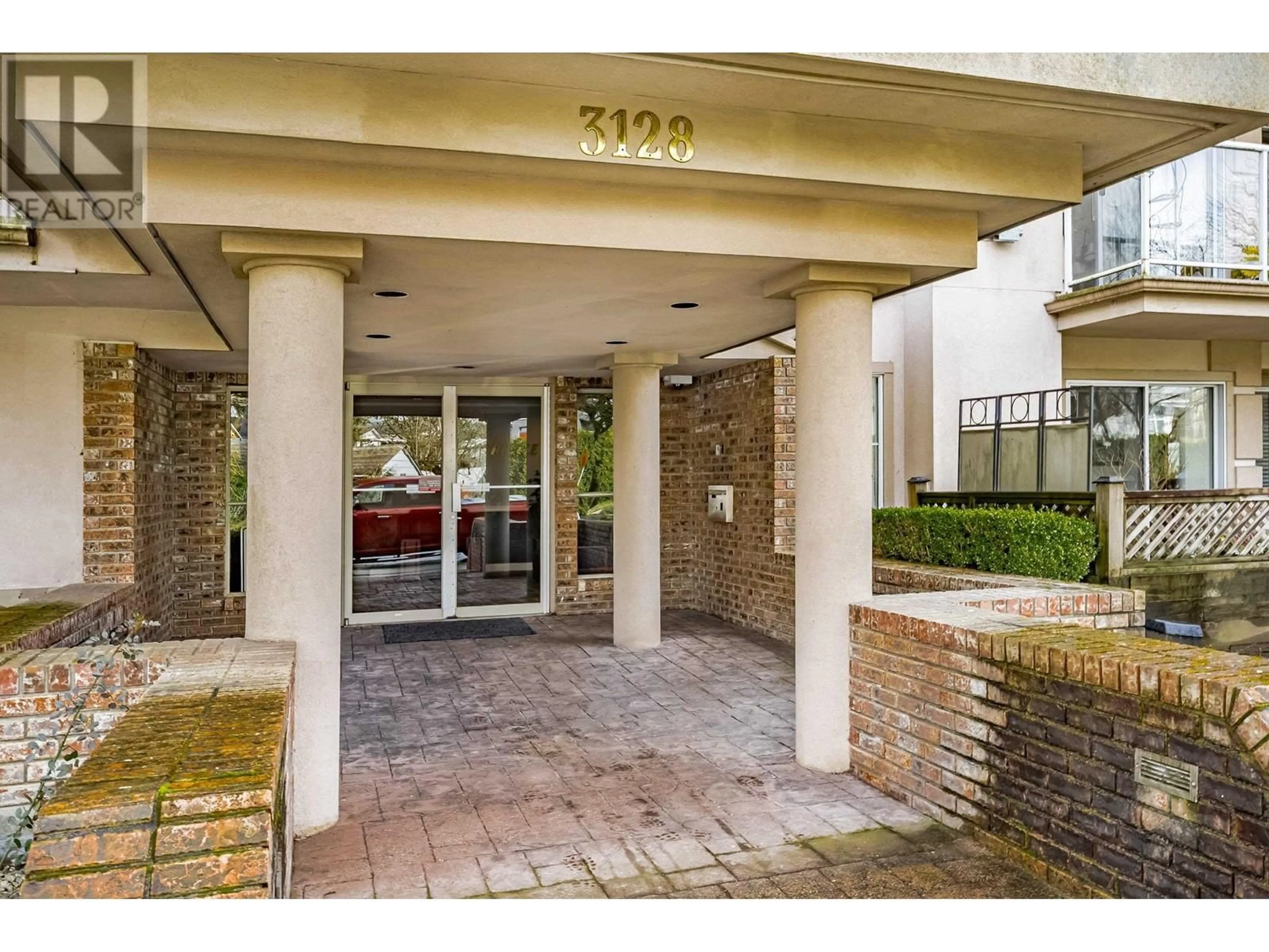 Indoor foyer for 304 3128 FLINT STREET, Port Coquitlam British Columbia V3B4J1