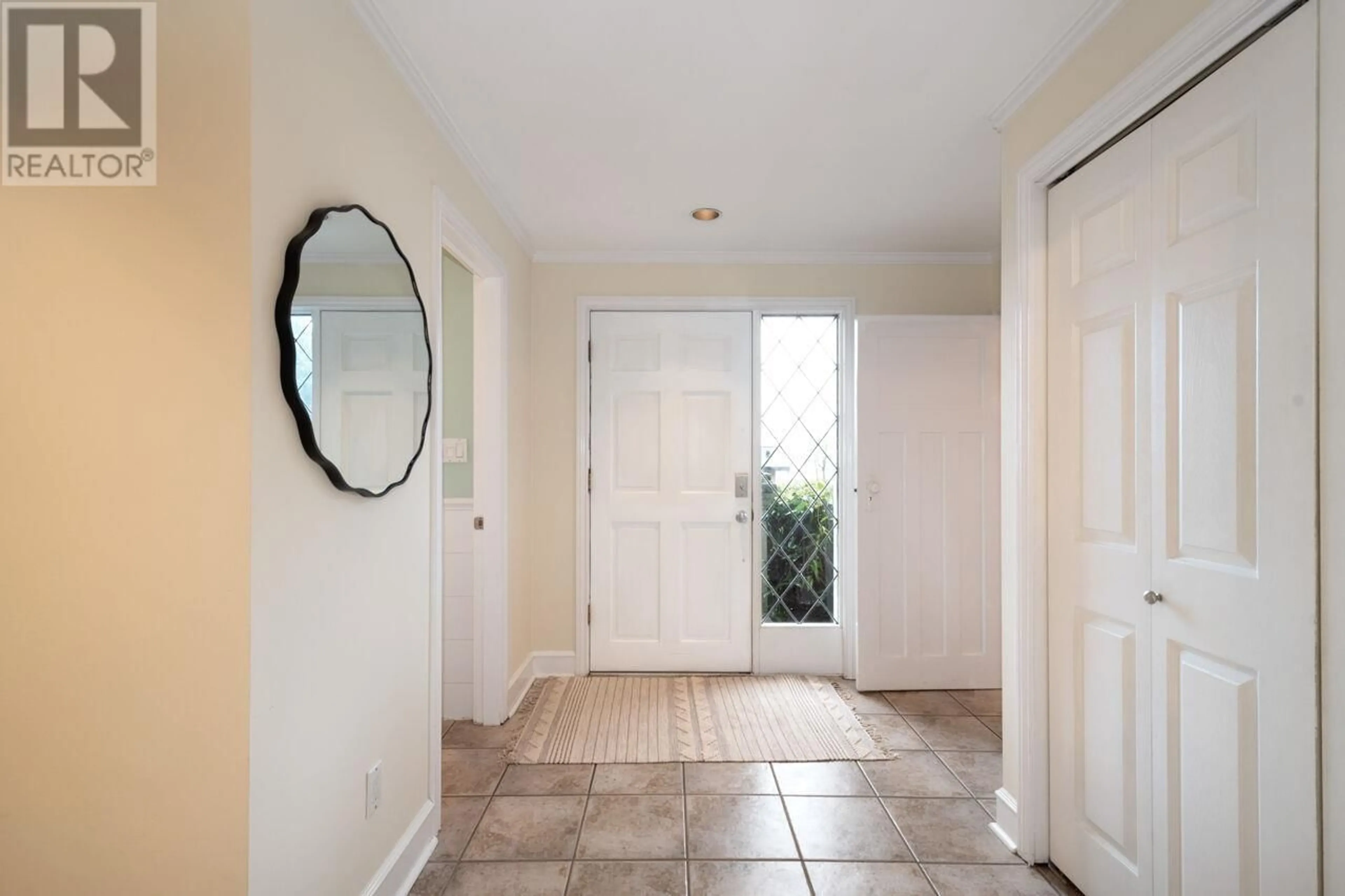 Indoor entryway for 1461 27TH STREET, West Vancouver British Columbia V7V4K8