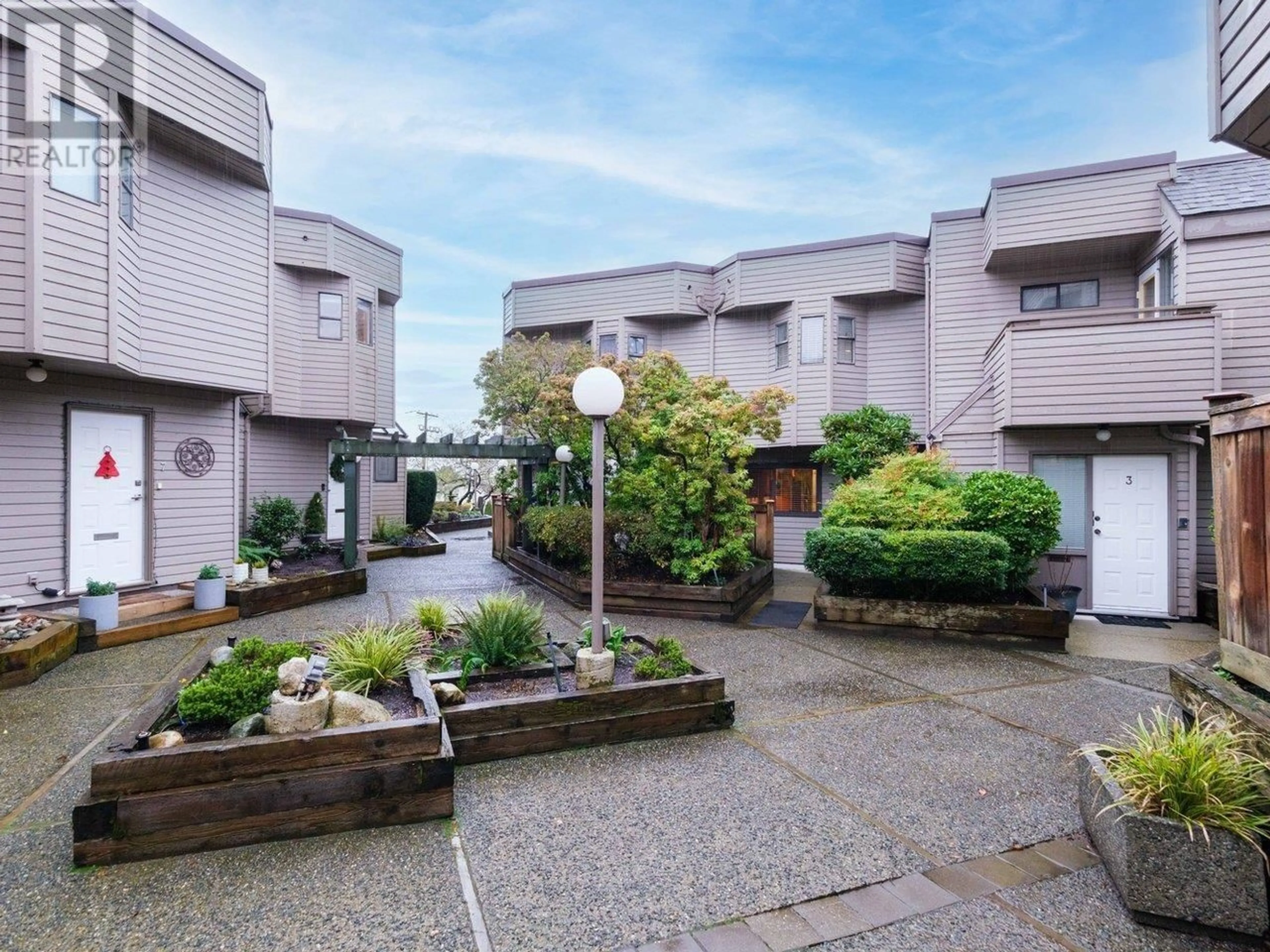 Patio, street for 4 - 1434 MAHON AVENUE, North Vancouver British Columbia V7M2S4