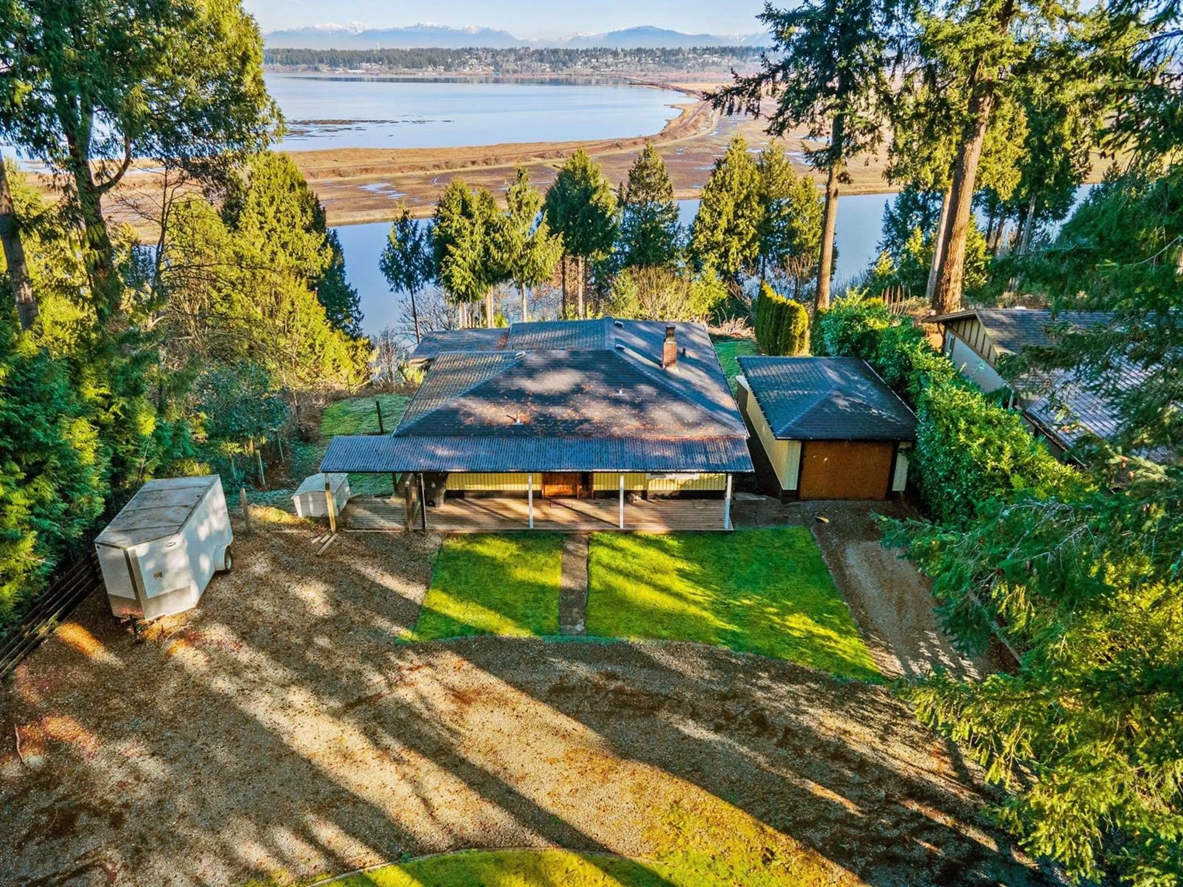 Home with vinyl exterior material, building for 13021 CRESCENT, Surrey British Columbia V4P1J6