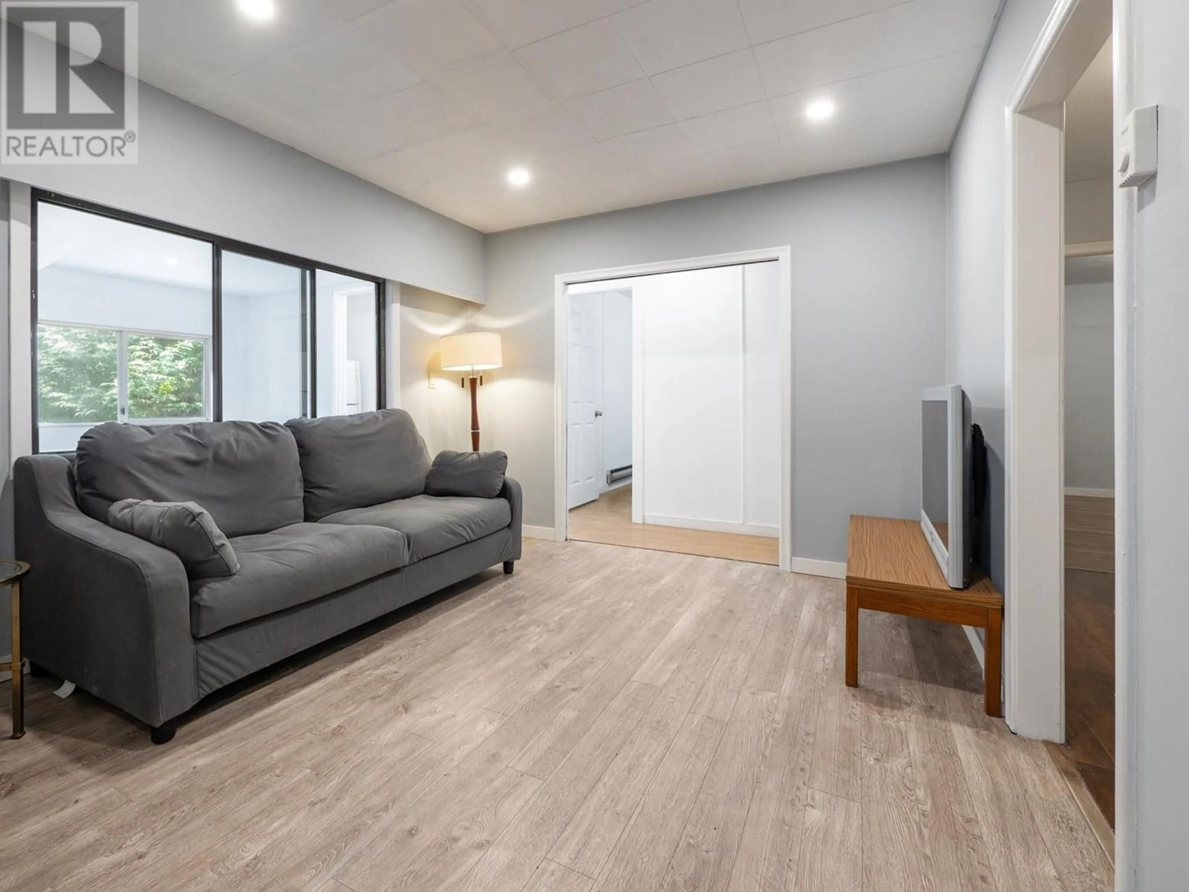 Living room with furniture, wood/laminate floor for 11022 SUNSHINE COAST HIGHWAY, Halfmoon Bay British Columbia V7Z1B9