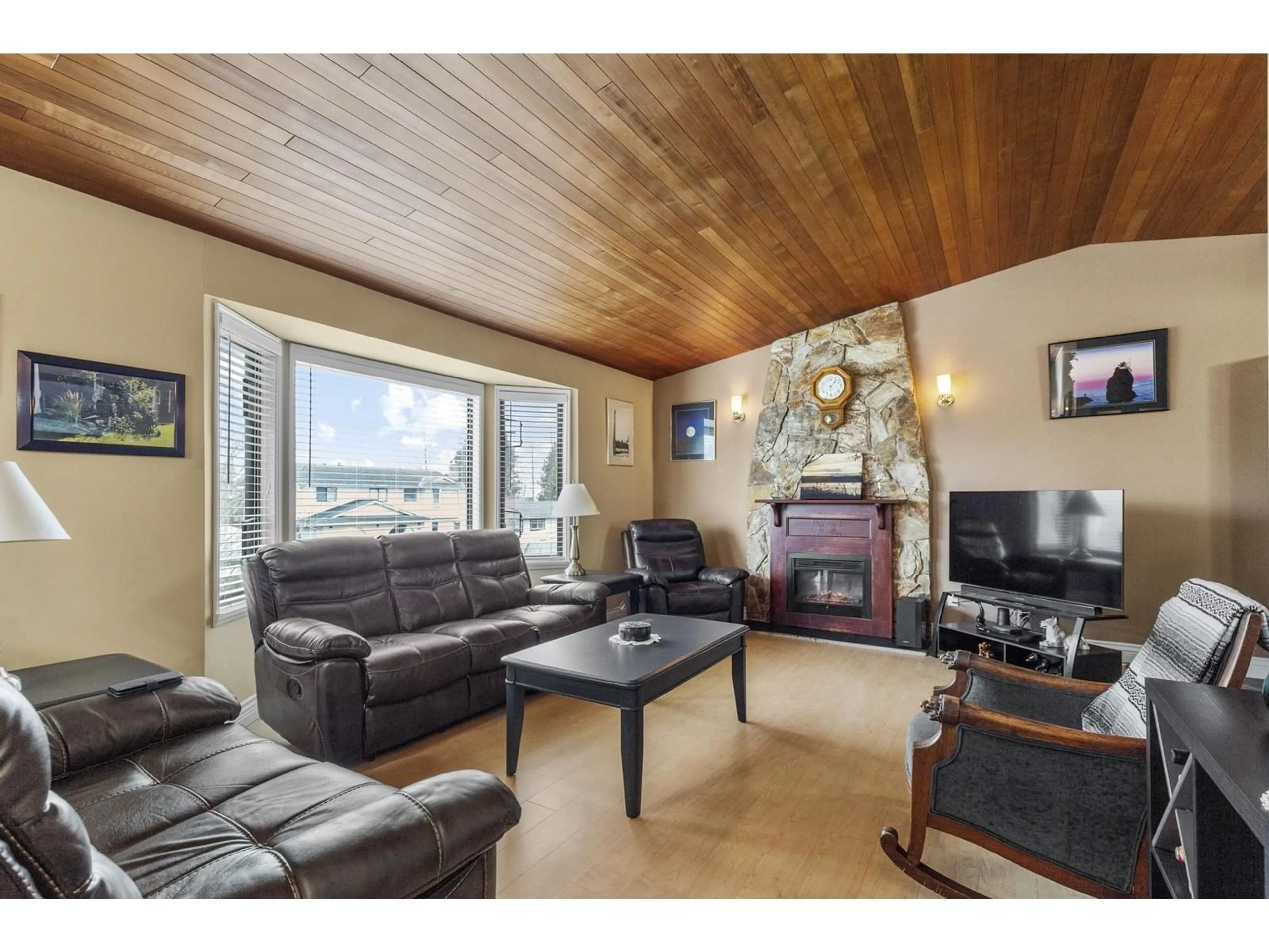 Living room with furniture, wood/laminate floor for 32395 BEAVER DRIVE, Mission British Columbia V2V5R3