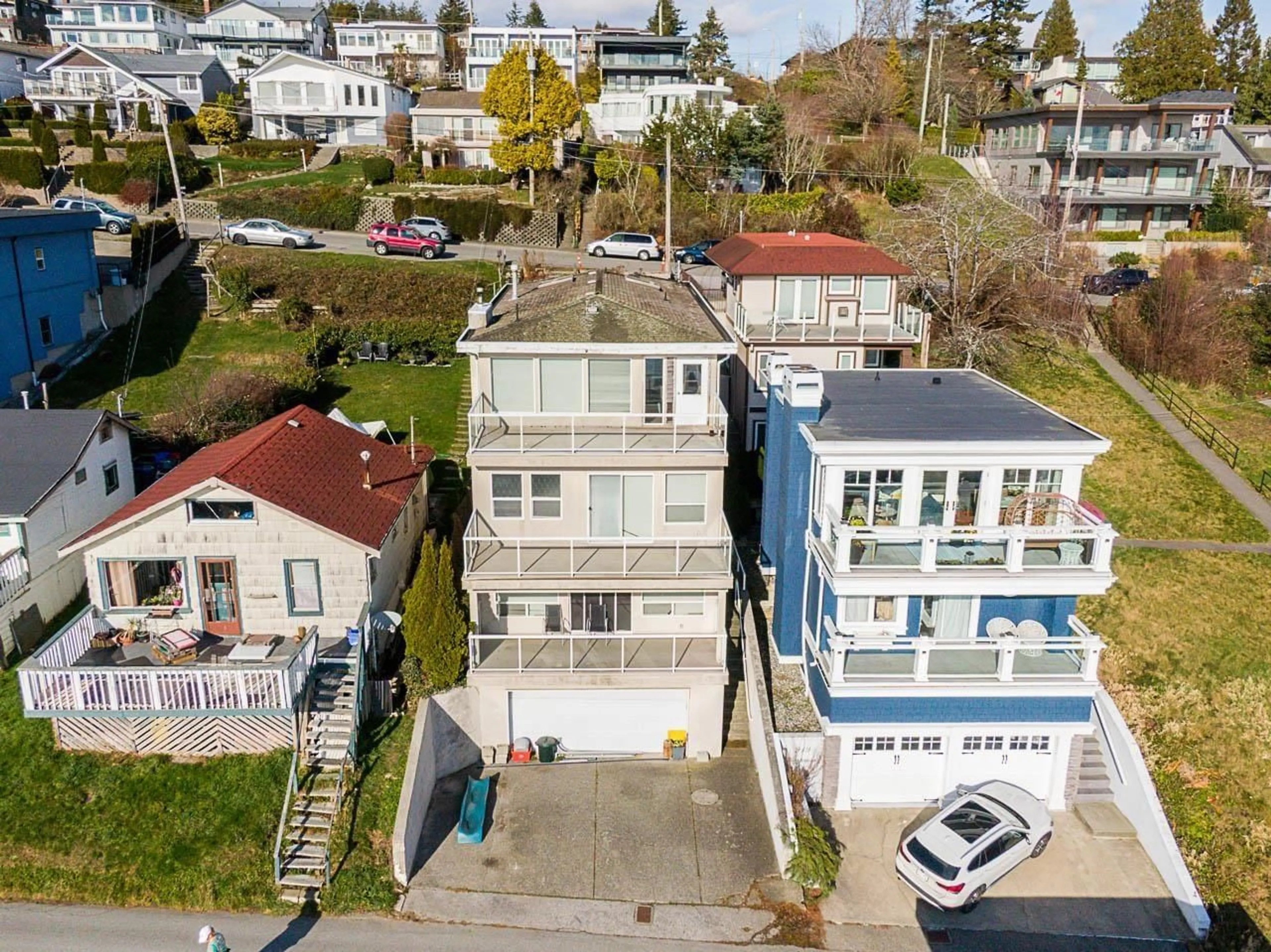 A pic from outside/outdoor area/front of a property/back of a property/a pic from drone, street for 15420 COLUMBIA AVENUE, White Rock British Columbia V4B1J9