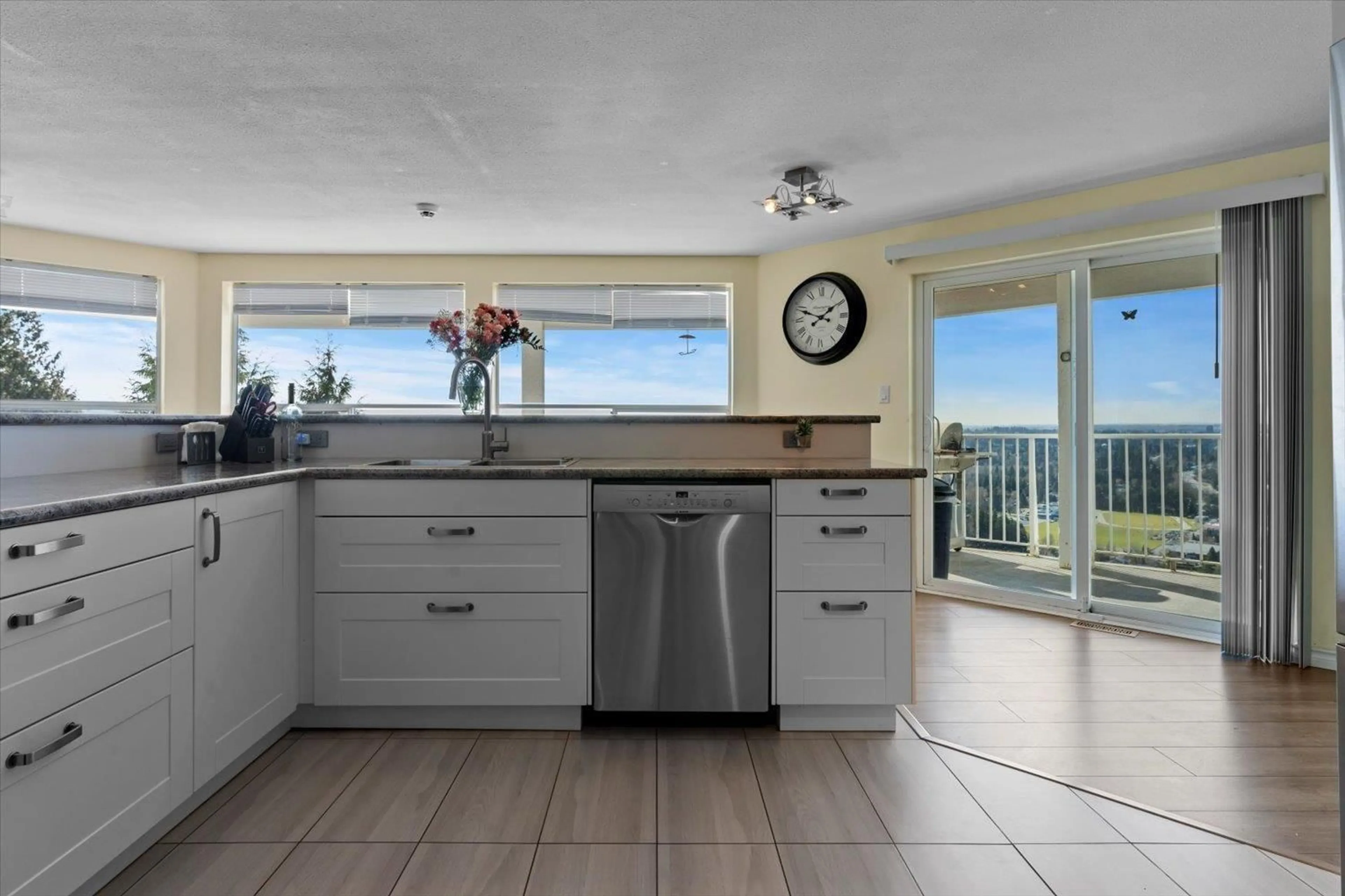 Standard kitchen, ceramic/tile floor for 2591 ZURICH DRIVE, Abbotsford British Columbia V3G1C4