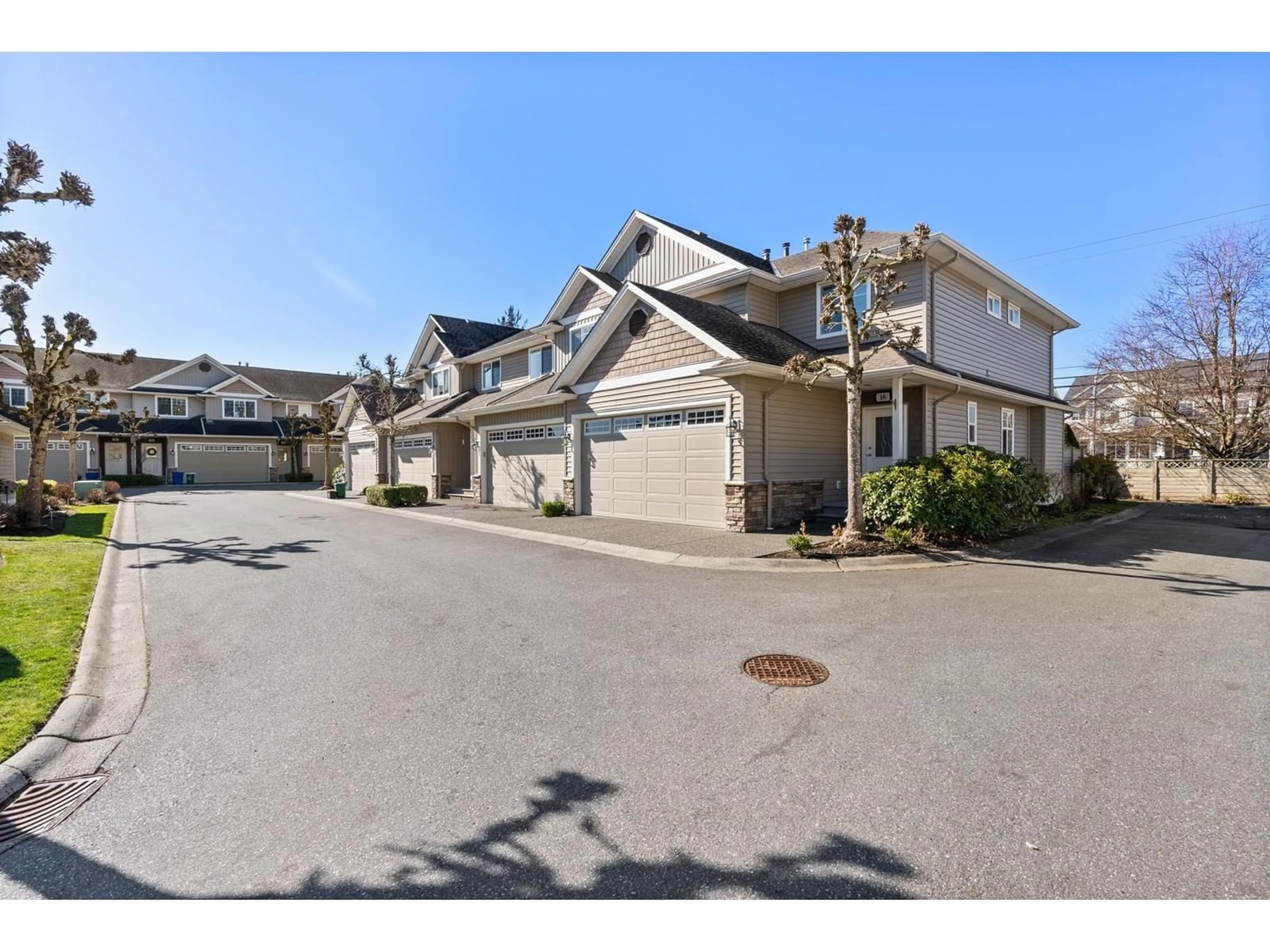 A pic from outside/outdoor area/front of a property/back of a property/a pic from drone, street for 17 32849 EGGLESTONE AVENUE, Mission British Columbia V2V7S1