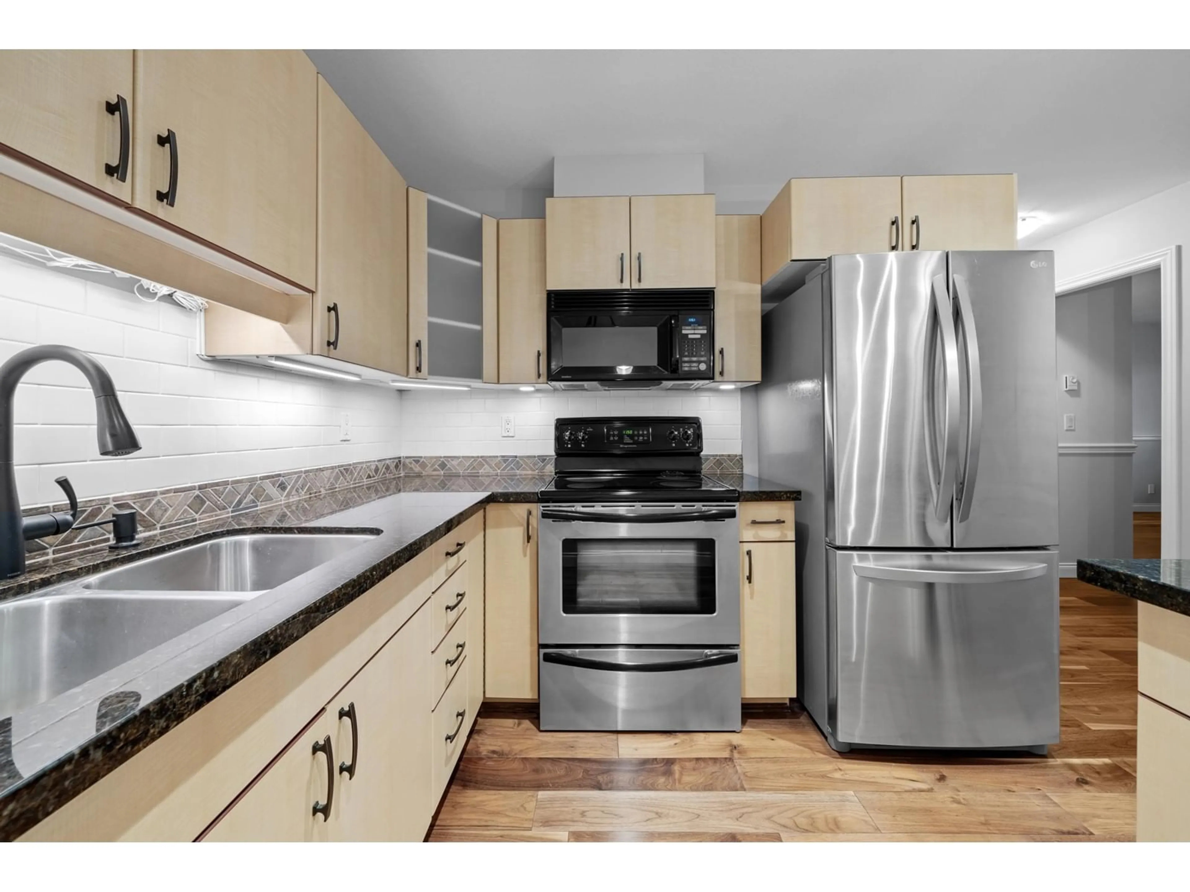 Standard kitchen, unknown for 316 19774 56 AVENUE, Langley British Columbia V3A3X6