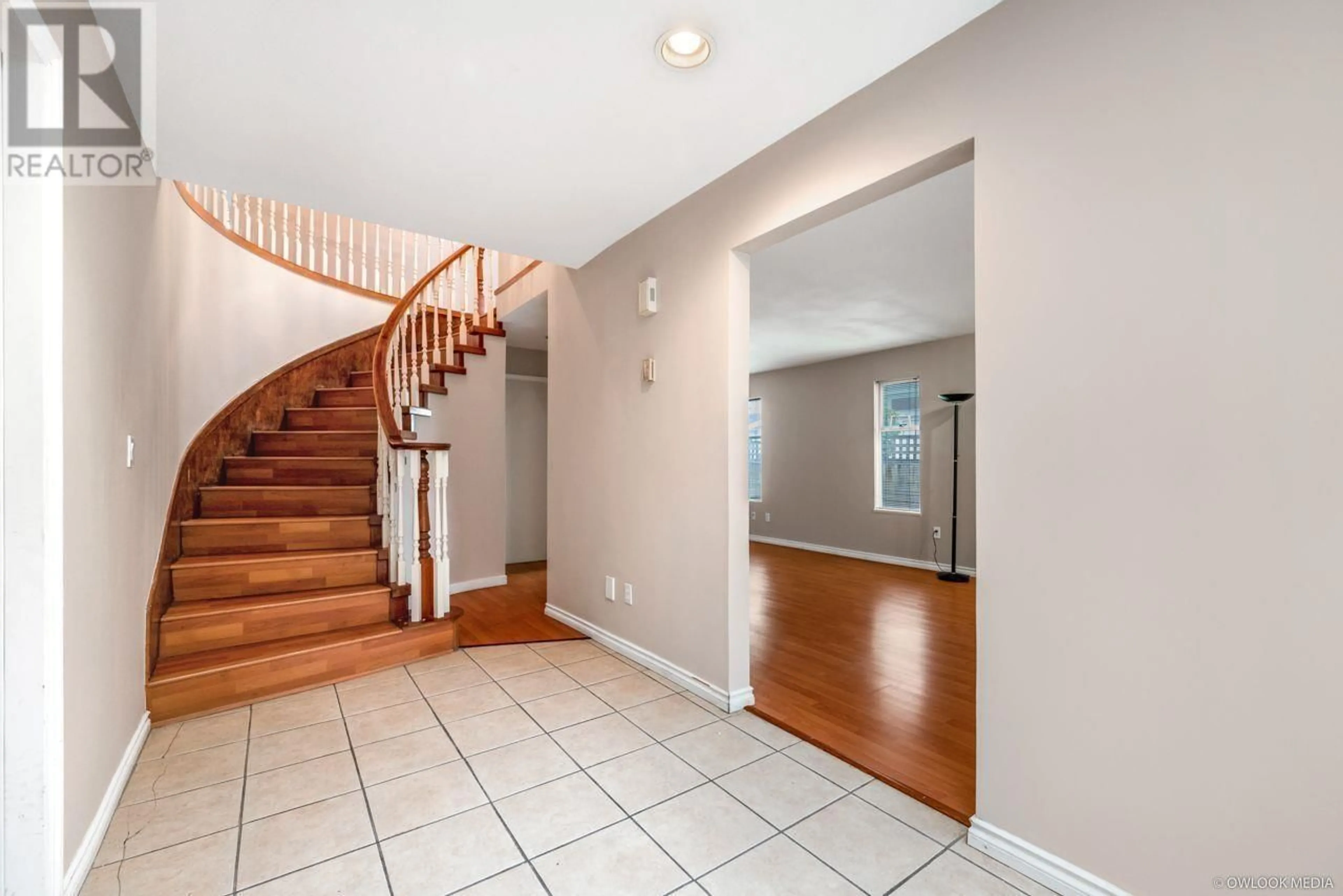 Indoor foyer for 8200 GARDEN CITY ROAD, Richmond British Columbia V6Y2P2