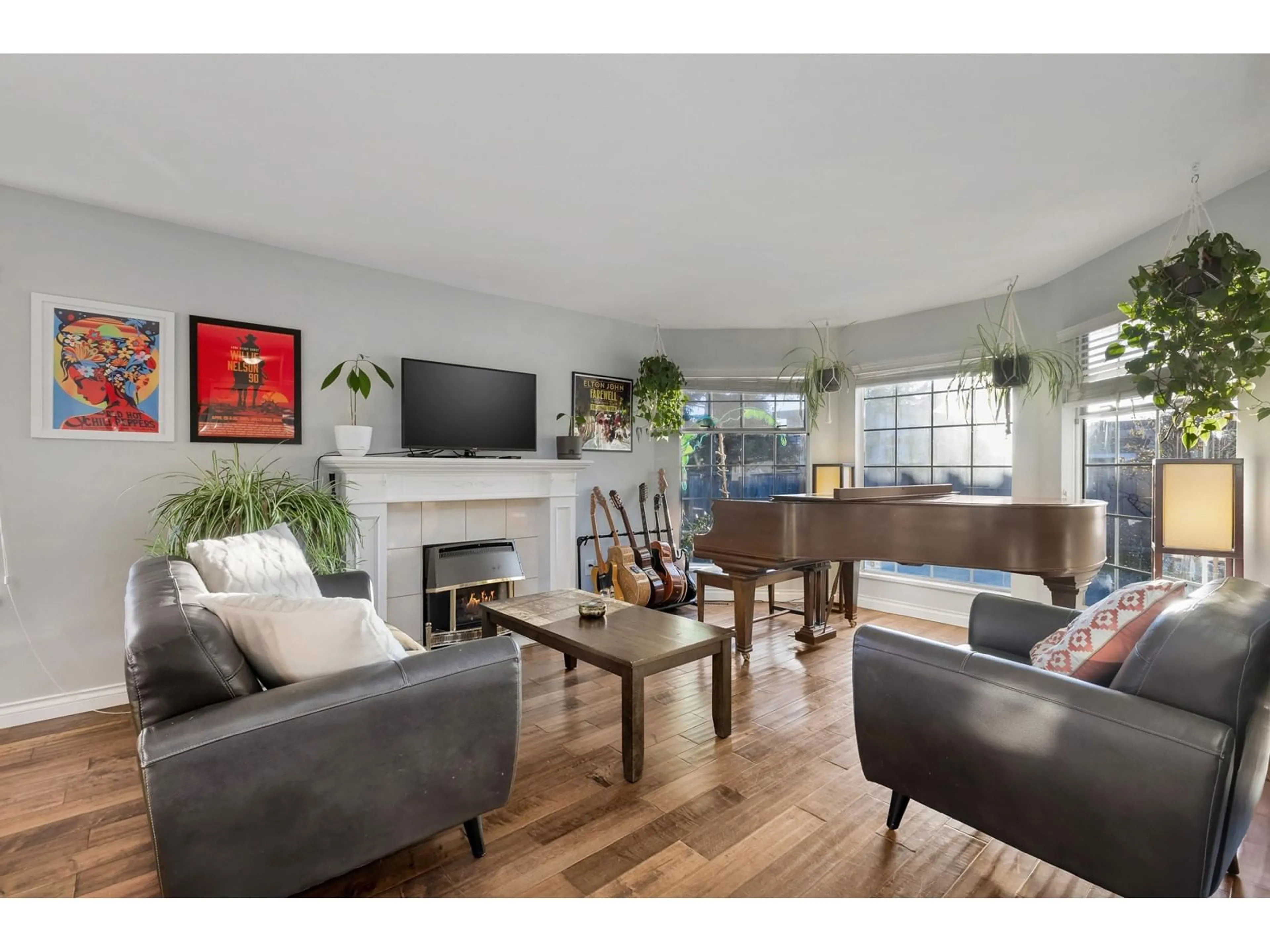 Living room with furniture, wood/laminate floor for 1530 CORY ROAD, White Rock British Columbia V4B3J2